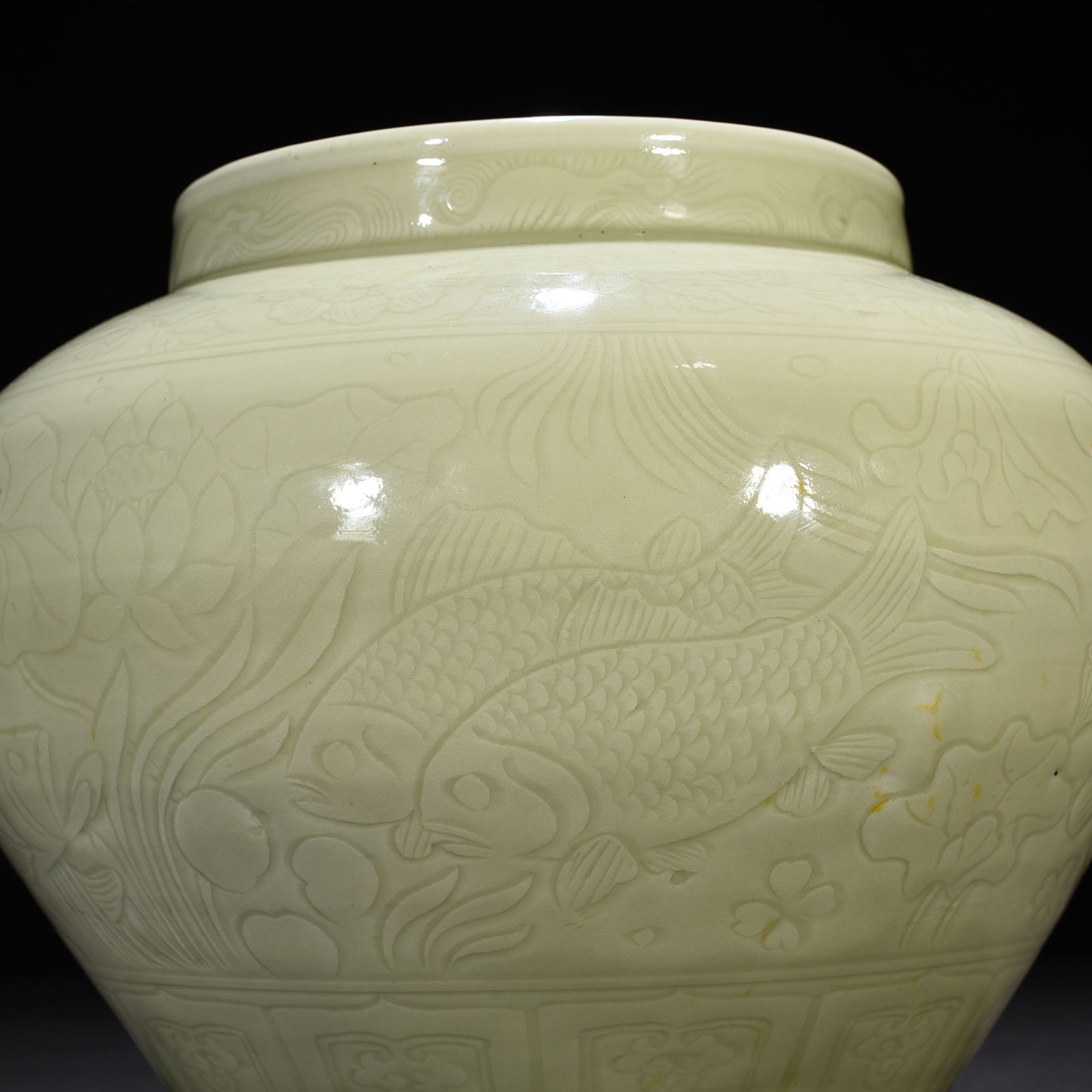 Yuan Dynasty white glaze engraved fish and algae pattern jar
