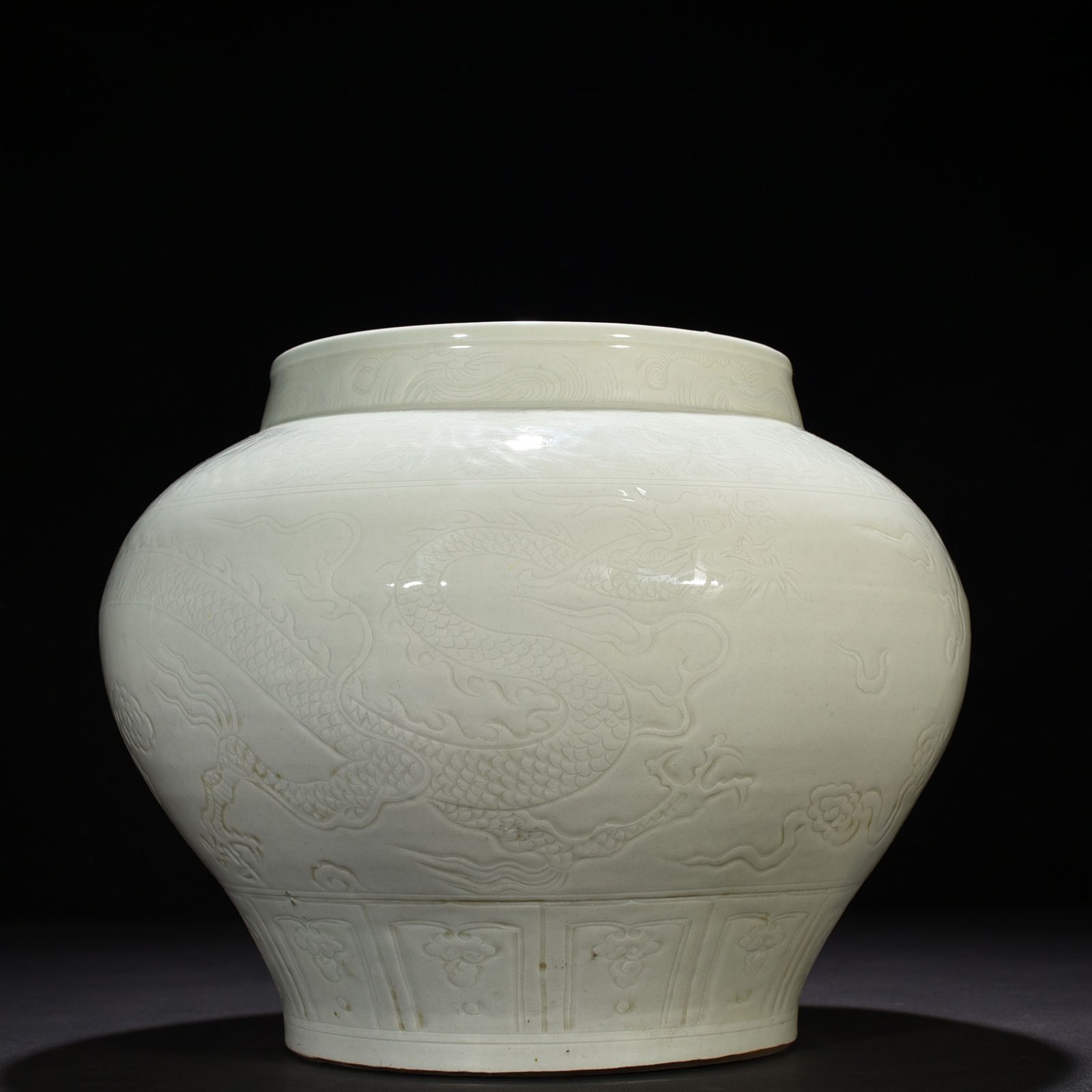 Yuan Dynasty white glaze jar with dragon pattern