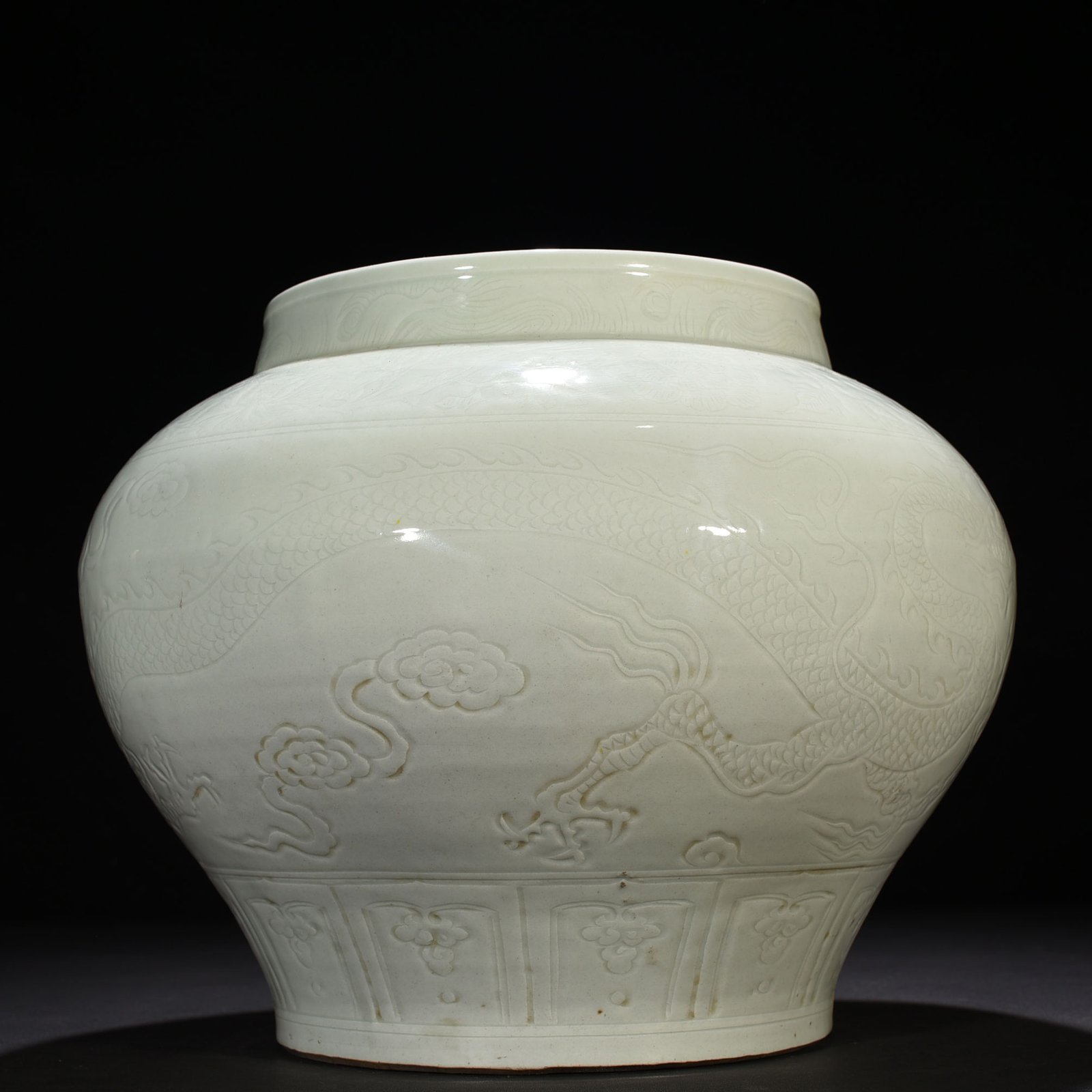 Yuan Dynasty white glaze jar with dragon pattern