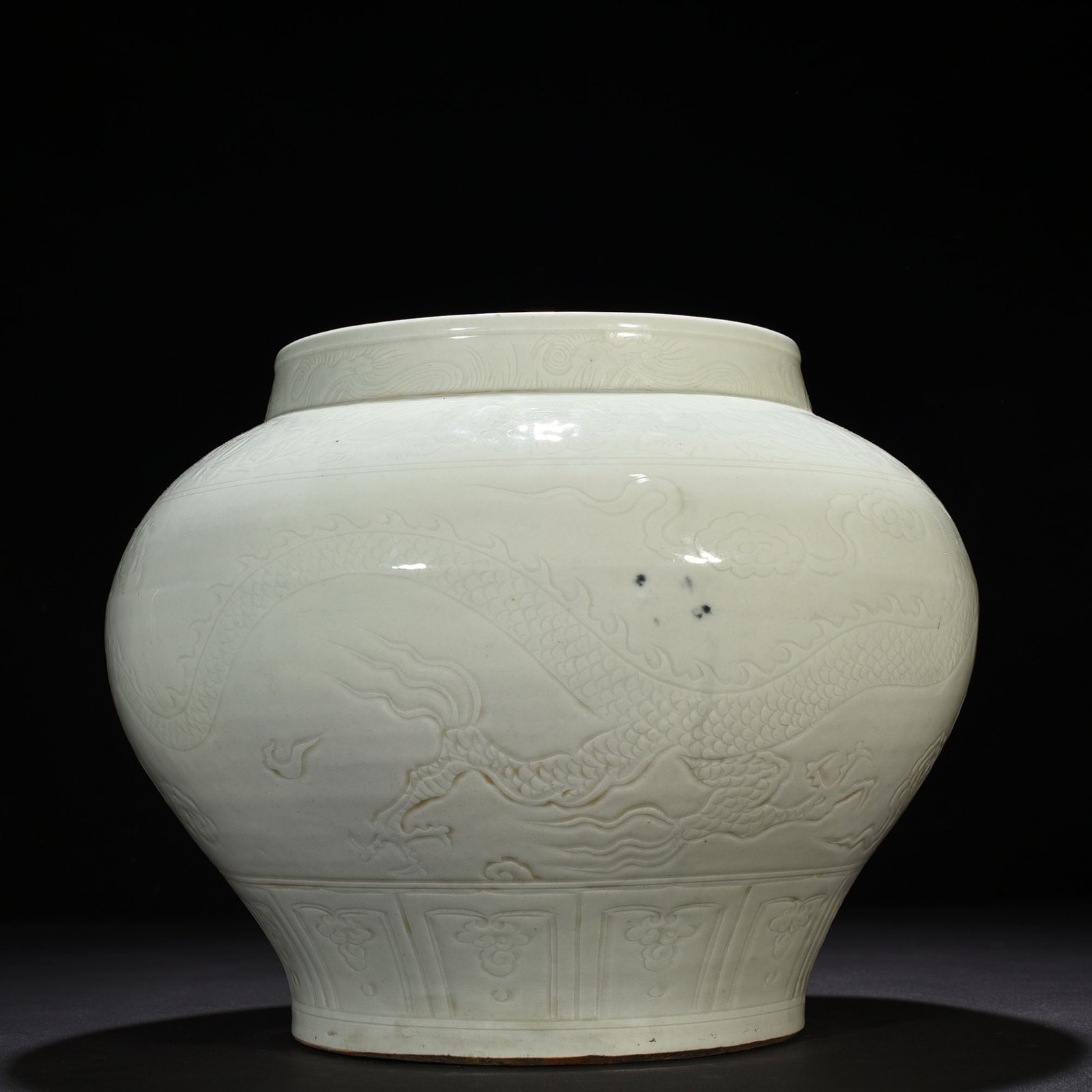 Yuan Dynasty white glaze jar with dragon pattern