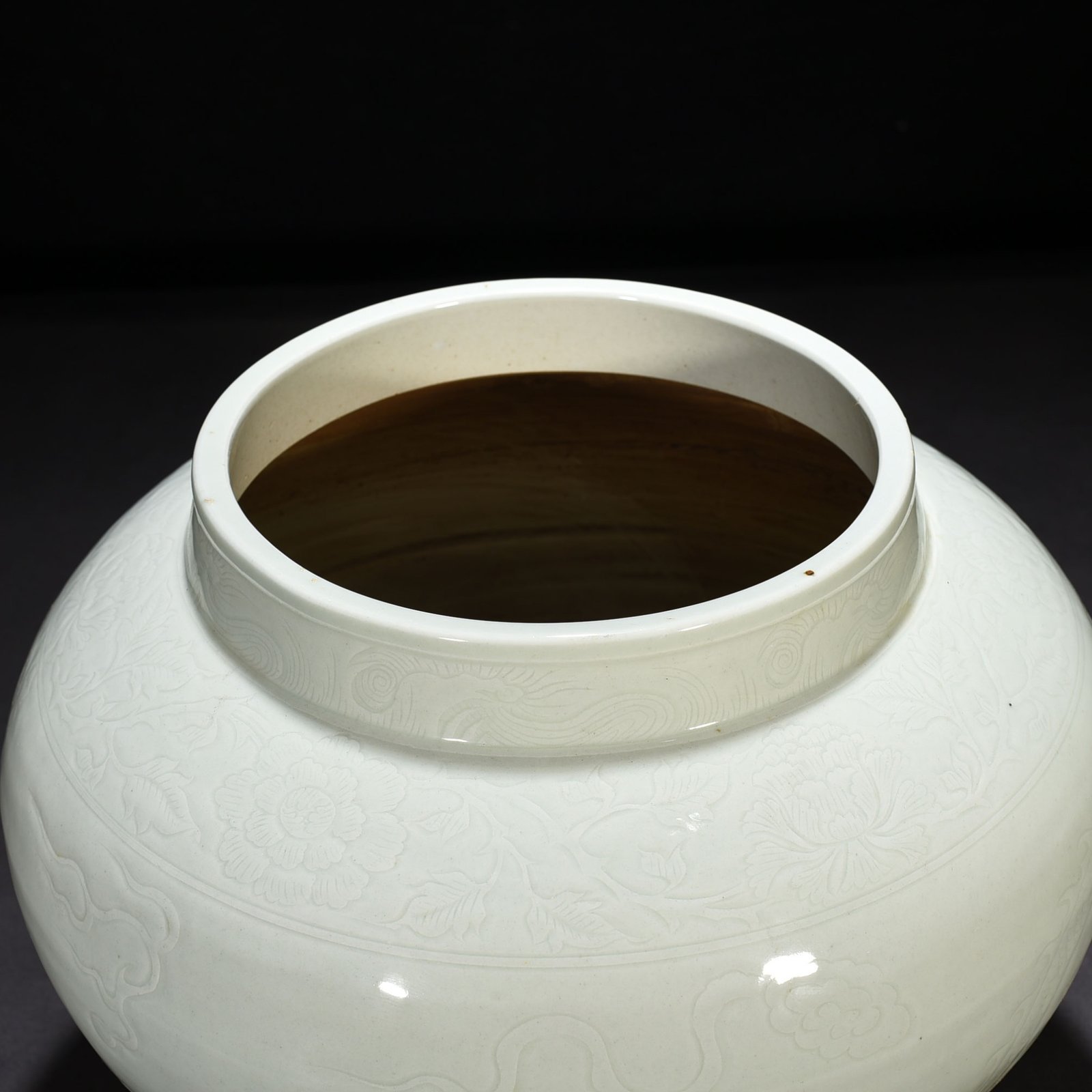 Yuan Dynasty white glaze jar with dragon pattern