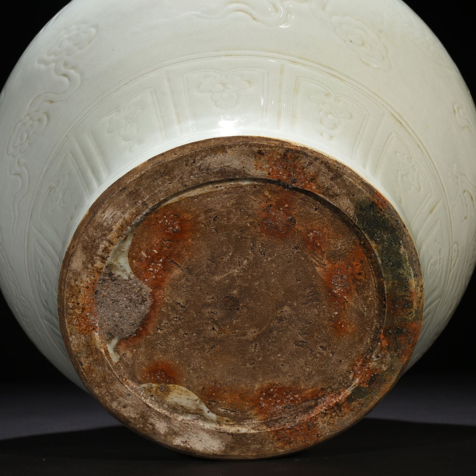 Yuan Dynasty white glaze jar with dragon pattern