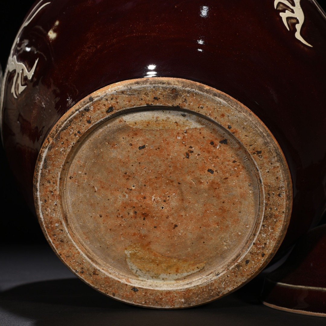 Yuan Dynasty red glaze engraved white dragon cover jar