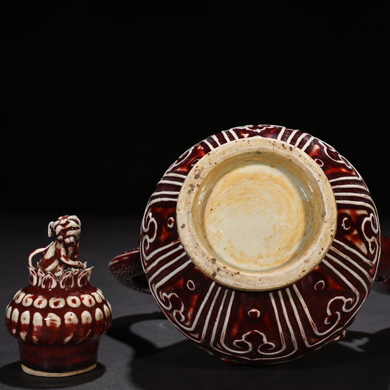 Yuan Dynasty red glaze embossed lion rolling hydrangea pattern holding pot