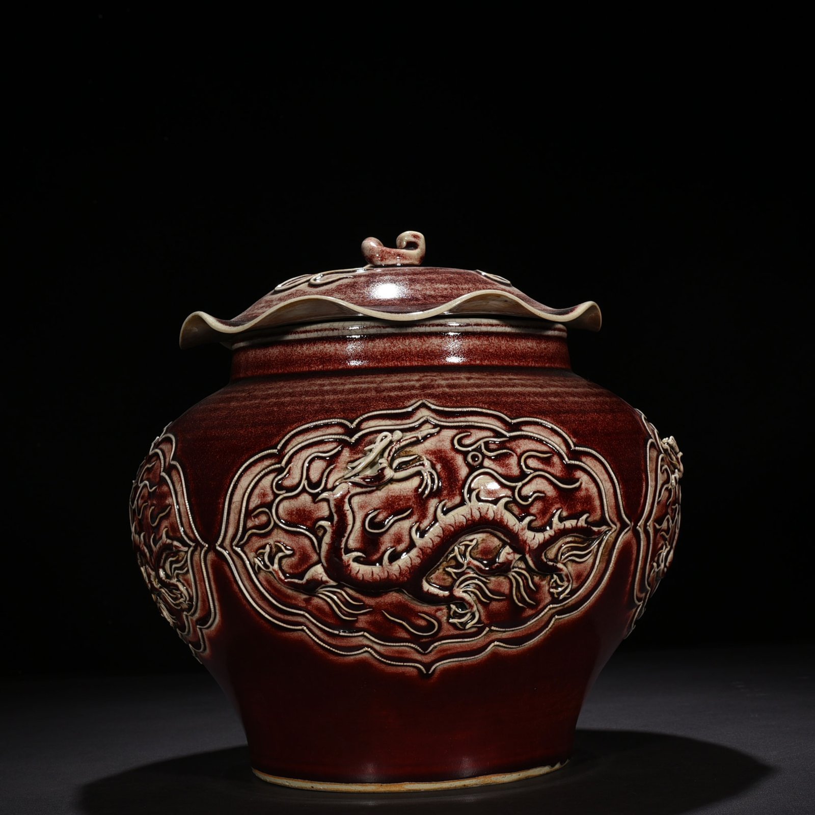 Yuan Dynasty red glaze embossed dragon pattern lotus leaf lid jar