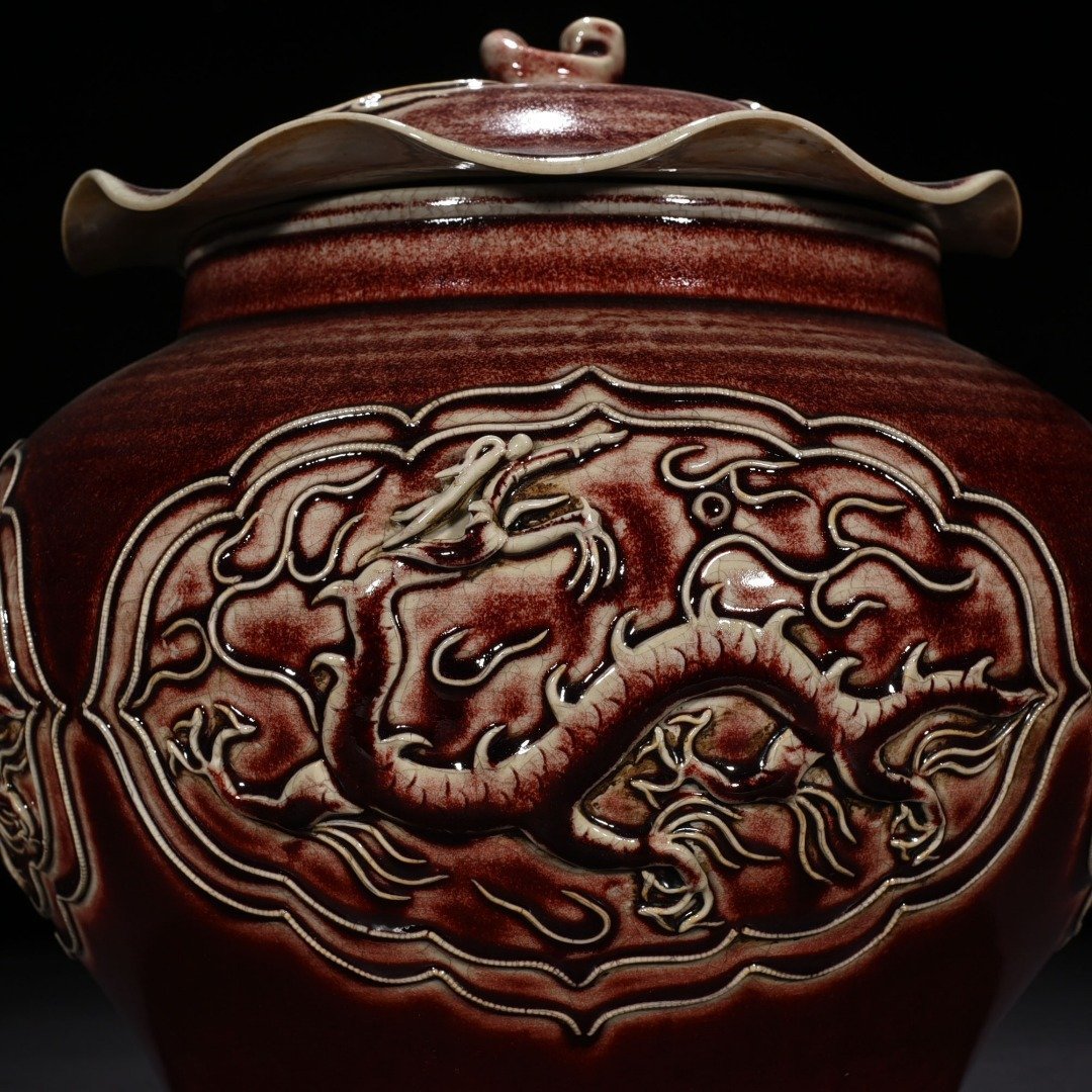 Yuan Dynasty red glaze embossed dragon pattern lotus leaf lid jar