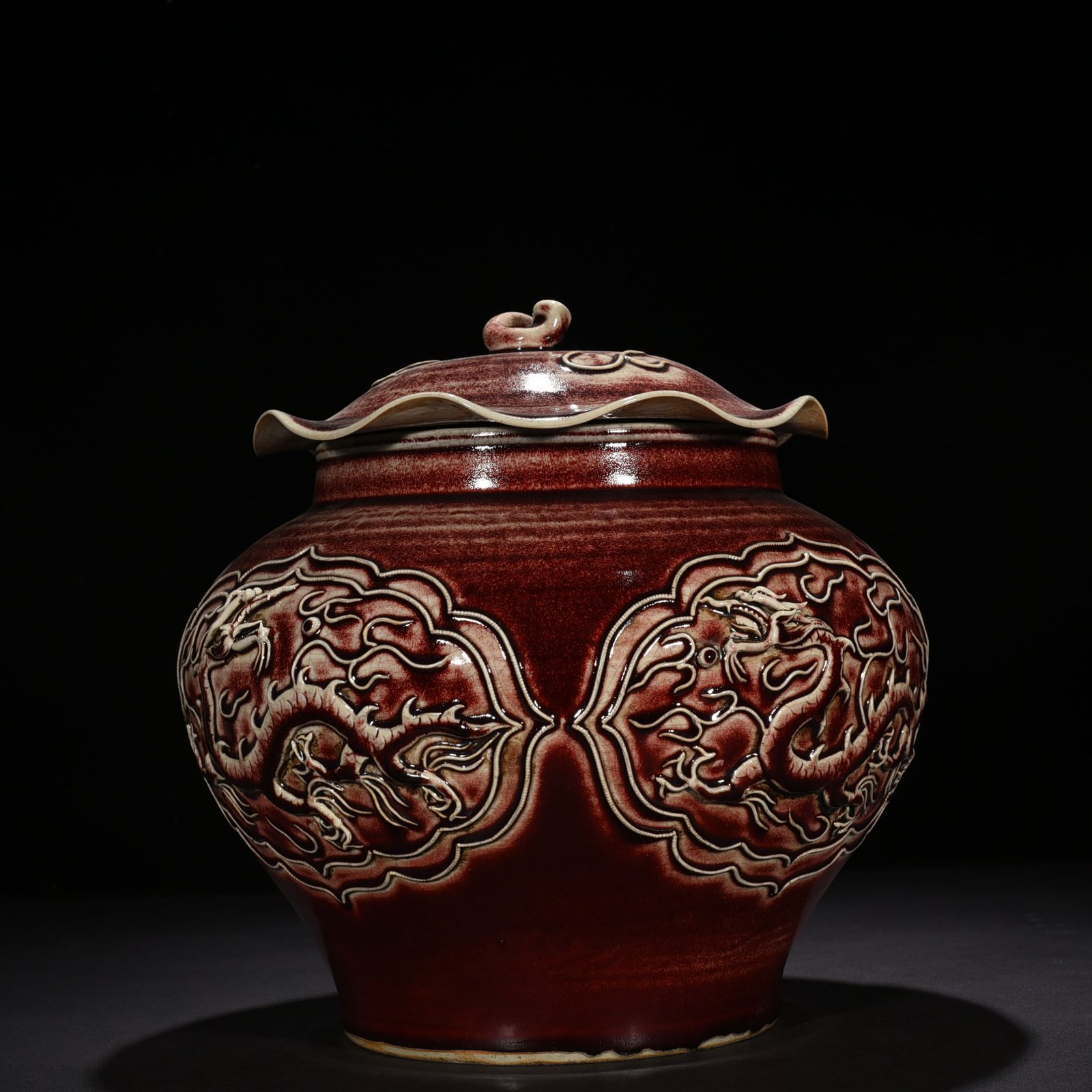 Yuan Dynasty red glaze embossed dragon pattern lotus leaf lid jar