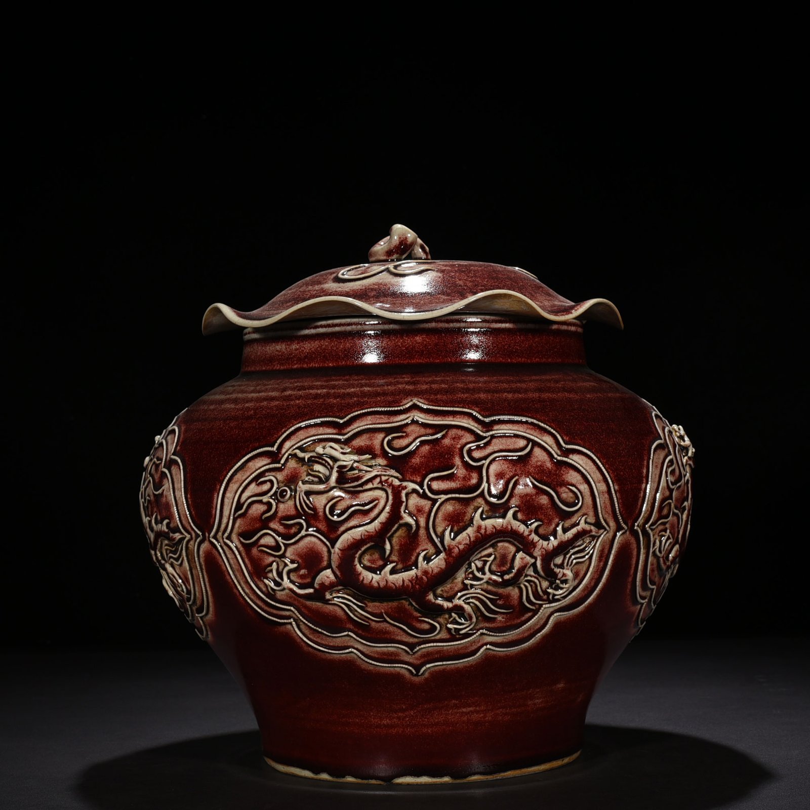 Yuan Dynasty red glaze embossed dragon pattern lotus leaf lid jar