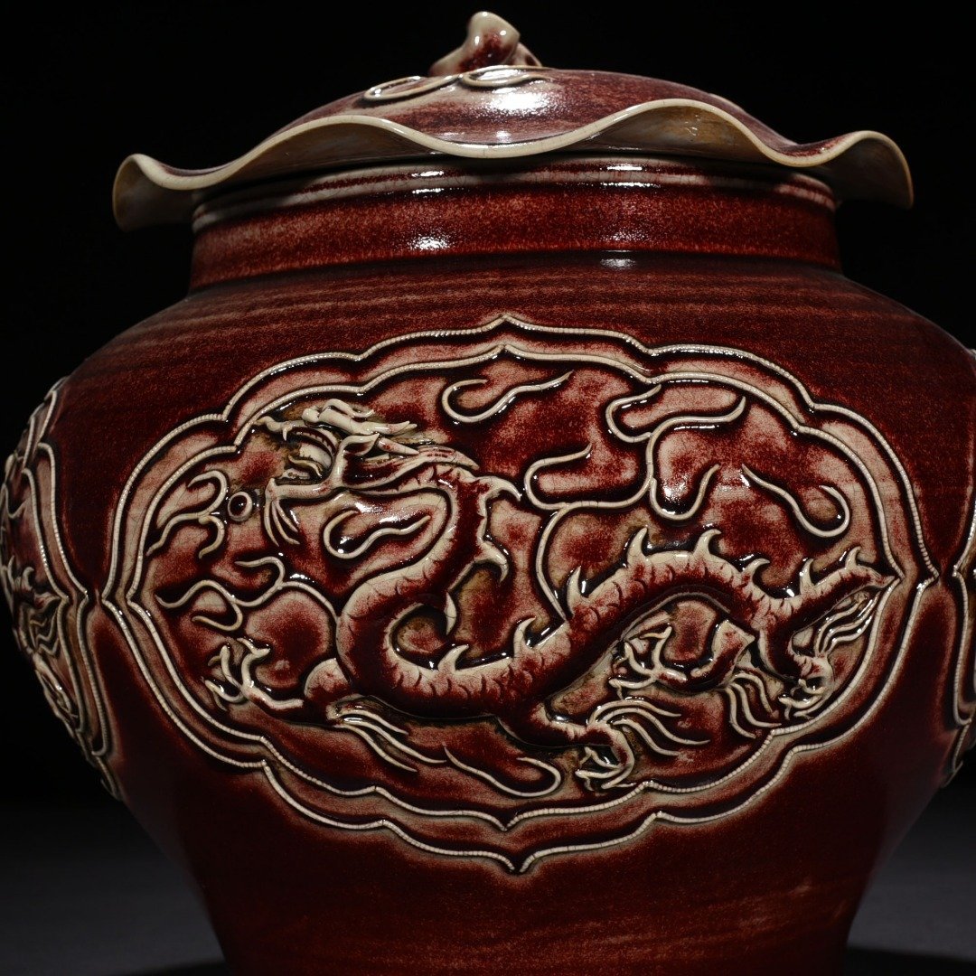 Yuan Dynasty red glaze embossed dragon pattern lotus leaf lid jar