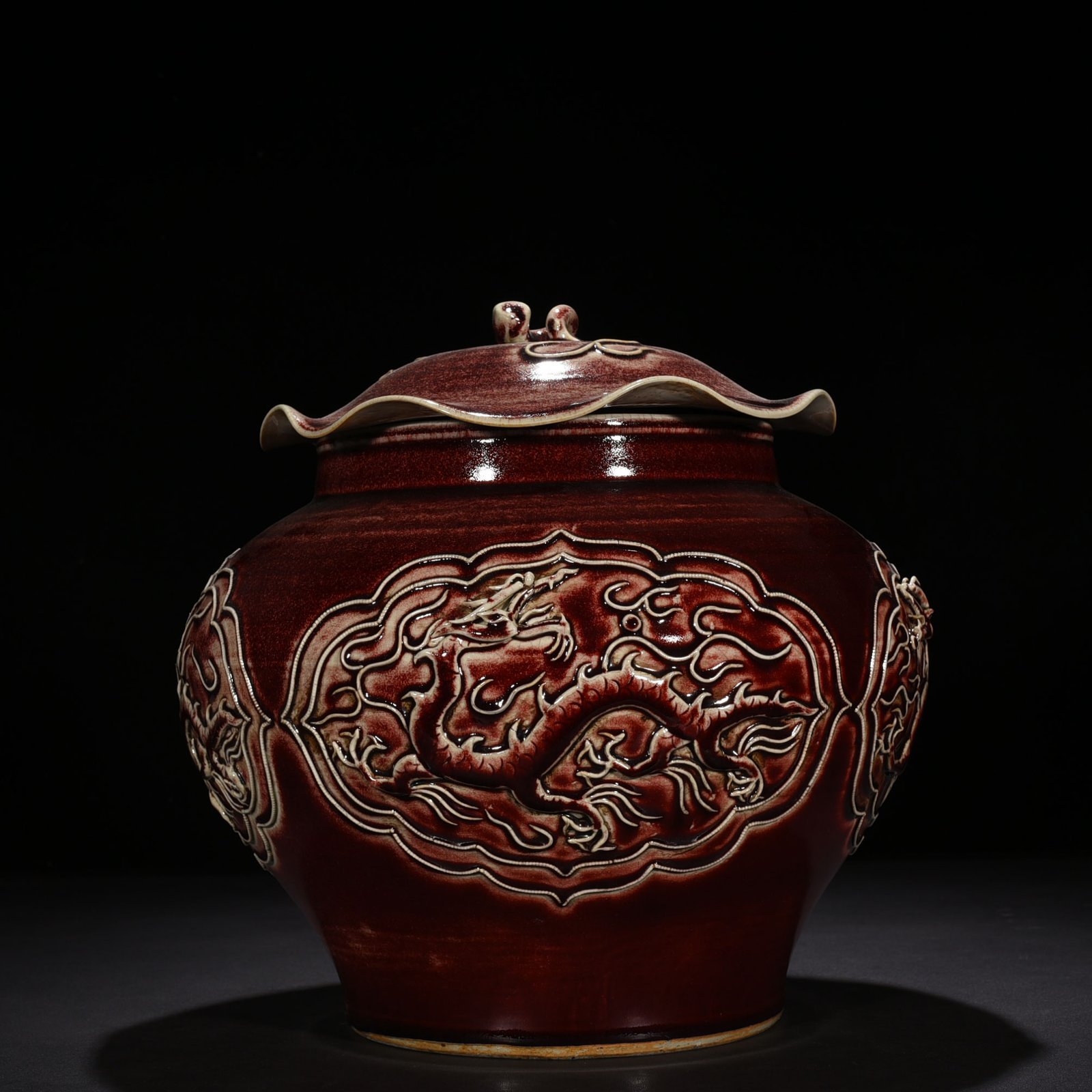 Yuan Dynasty red glaze embossed dragon pattern lotus leaf lid jar