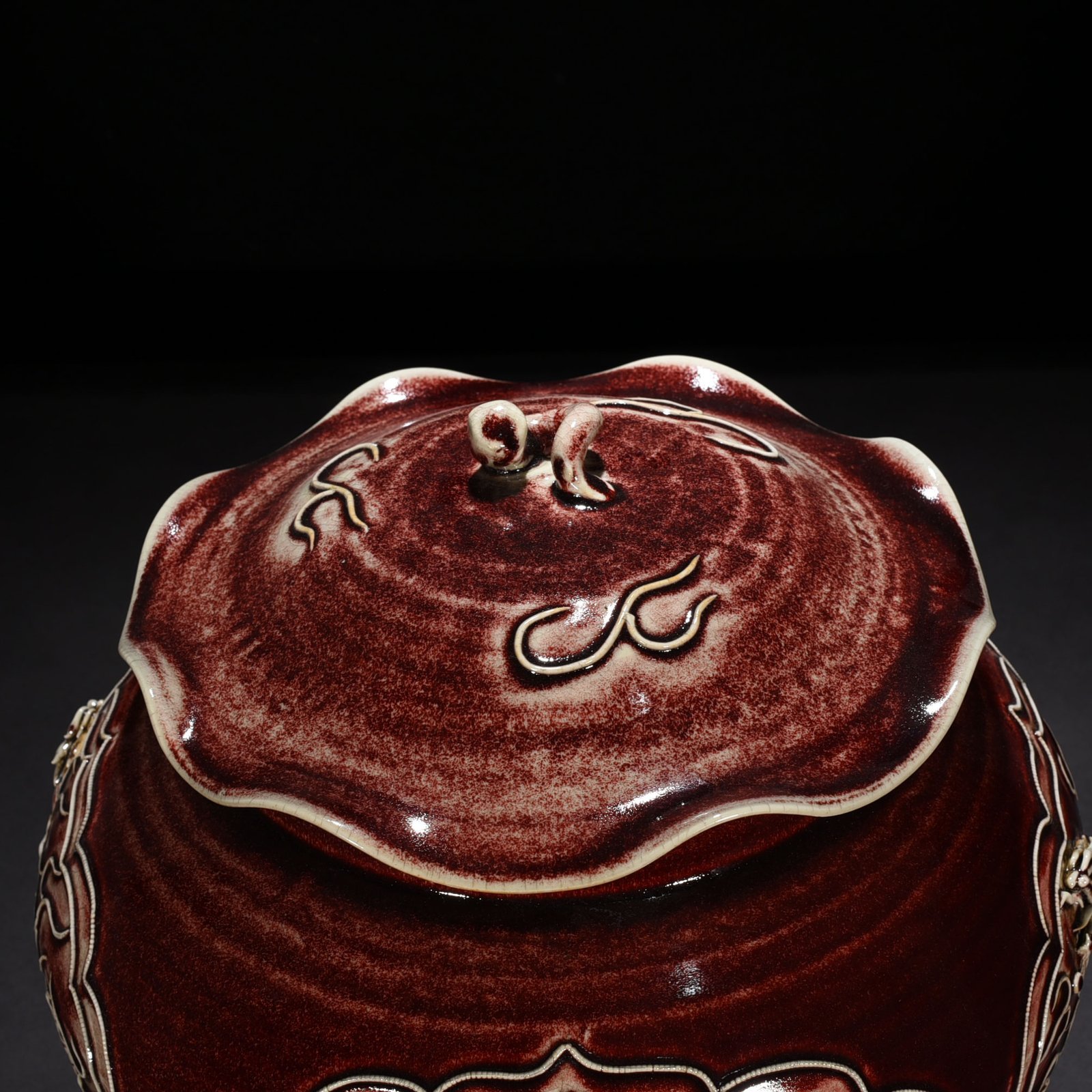 Yuan Dynasty red glaze embossed dragon pattern lotus leaf lid jar