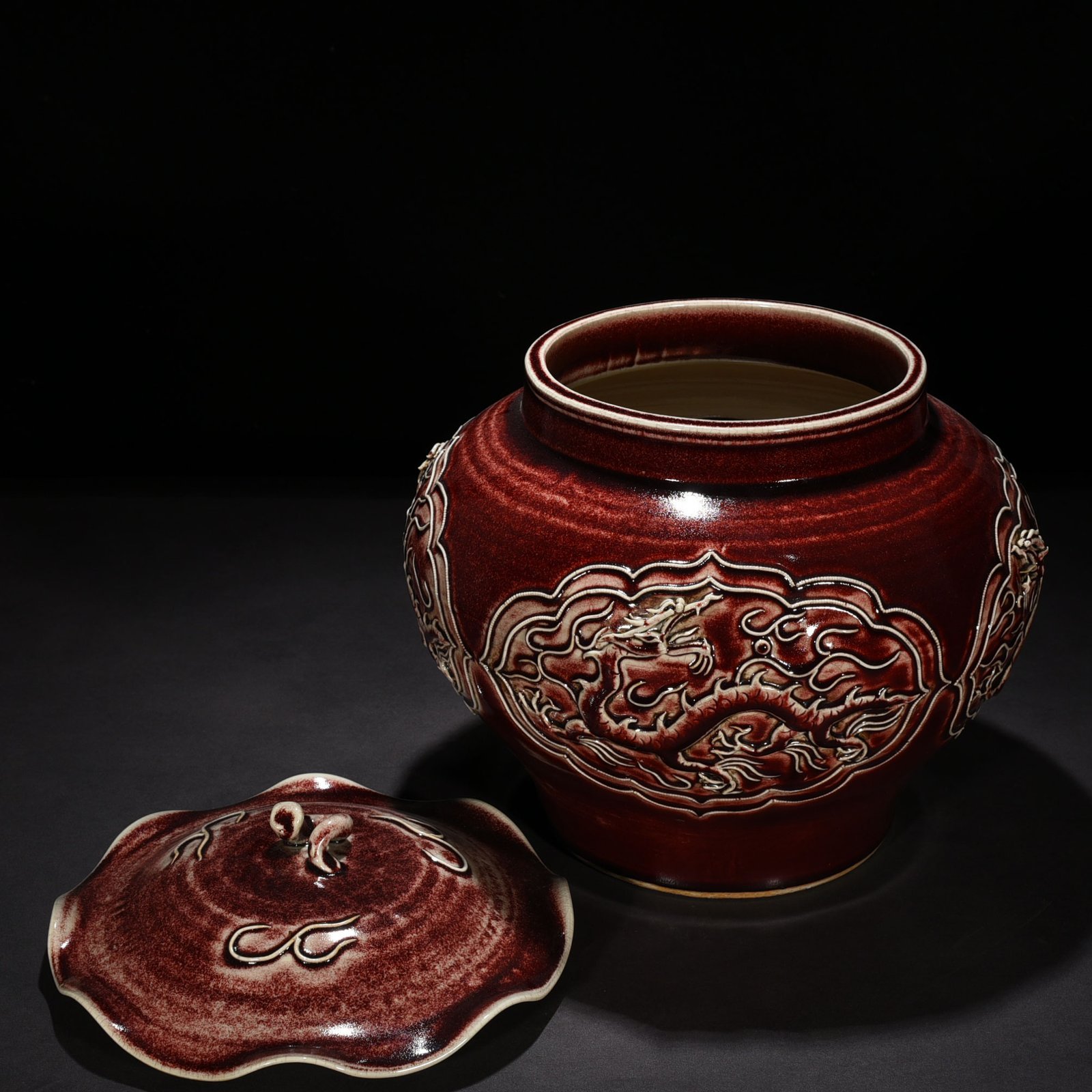 Yuan Dynasty red glaze embossed dragon pattern lotus leaf lid jar