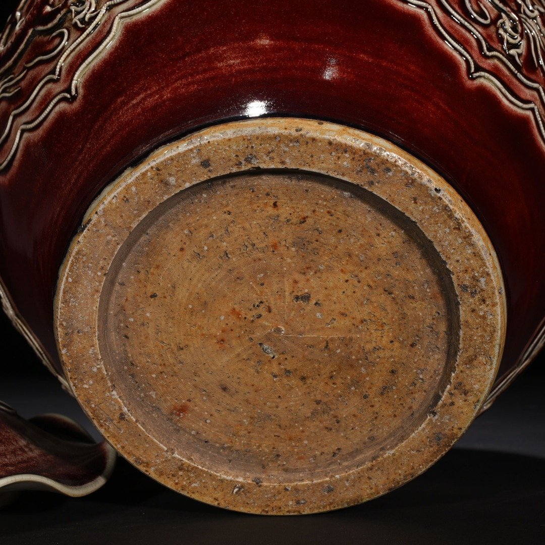 Yuan Dynasty red glaze embossed dragon pattern lotus leaf lid jar