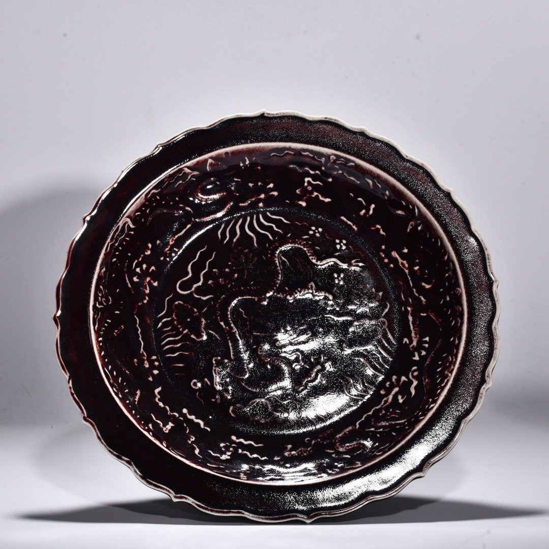 Yuan Dynasty red glaze carved cloud and dragon pattern rhombus edge plate