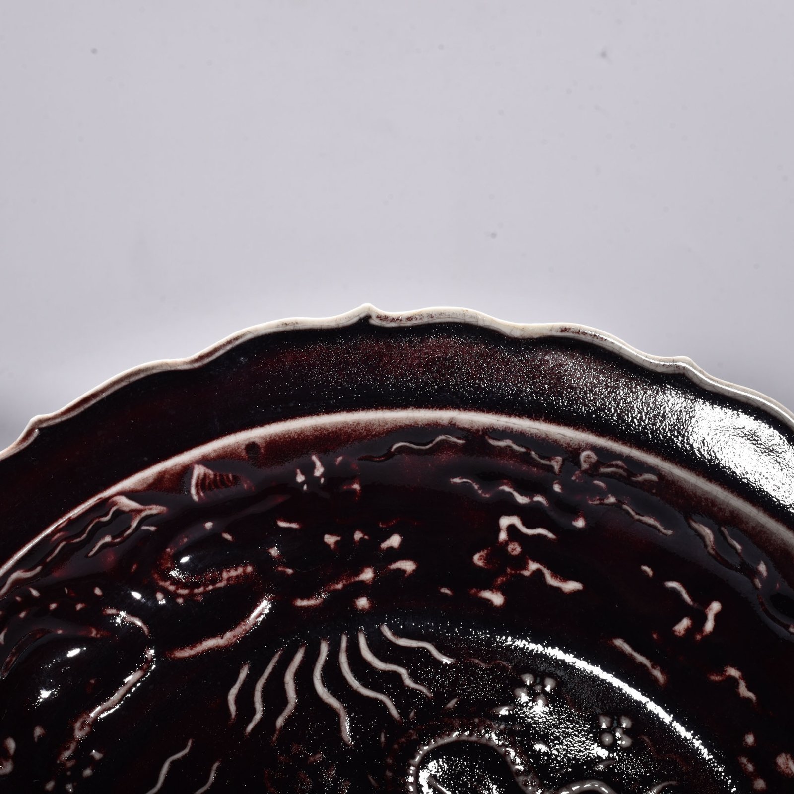Yuan Dynasty red glaze carved cloud and dragon pattern rhombus edge plate