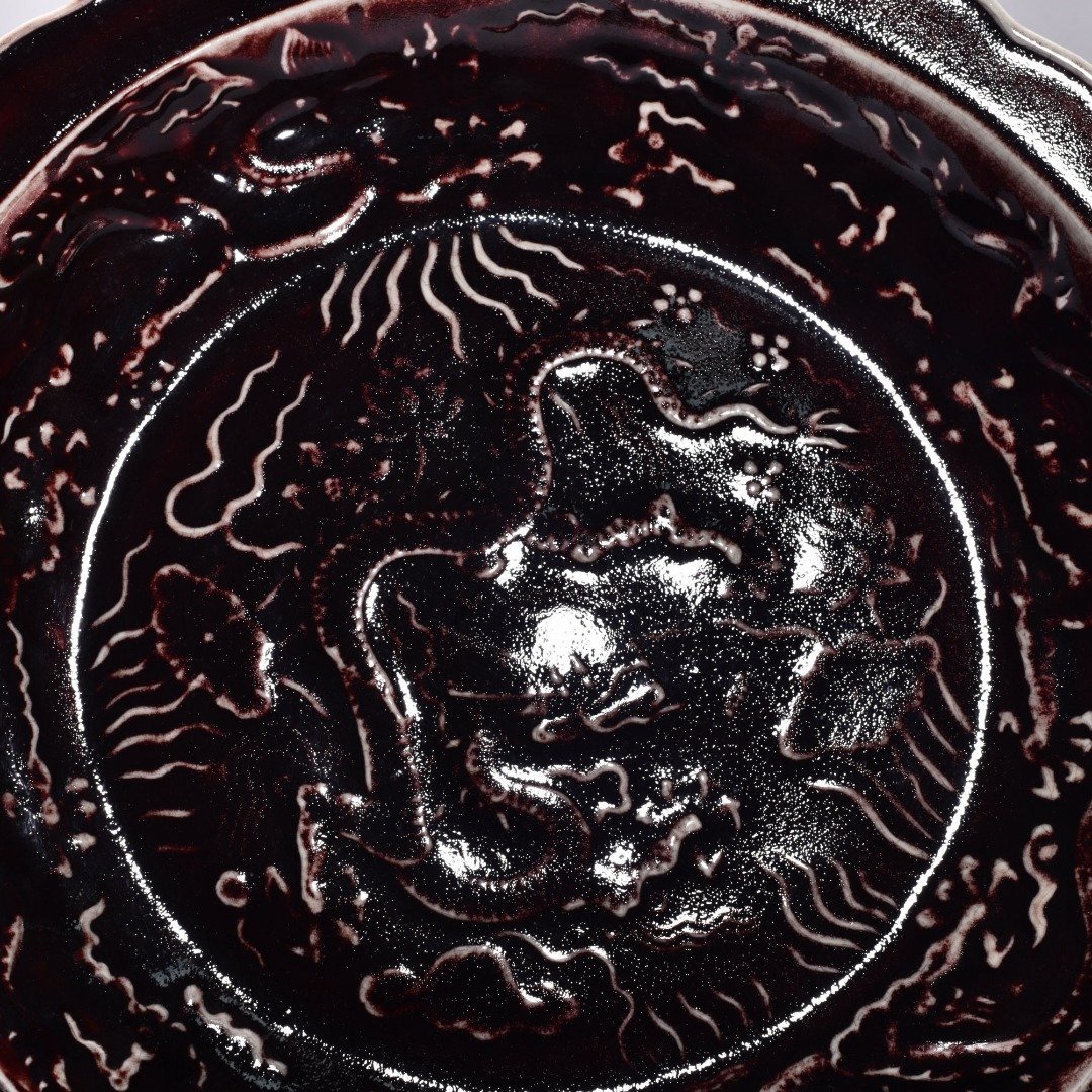 Yuan Dynasty red glaze carved cloud and dragon pattern rhombus edge plate
