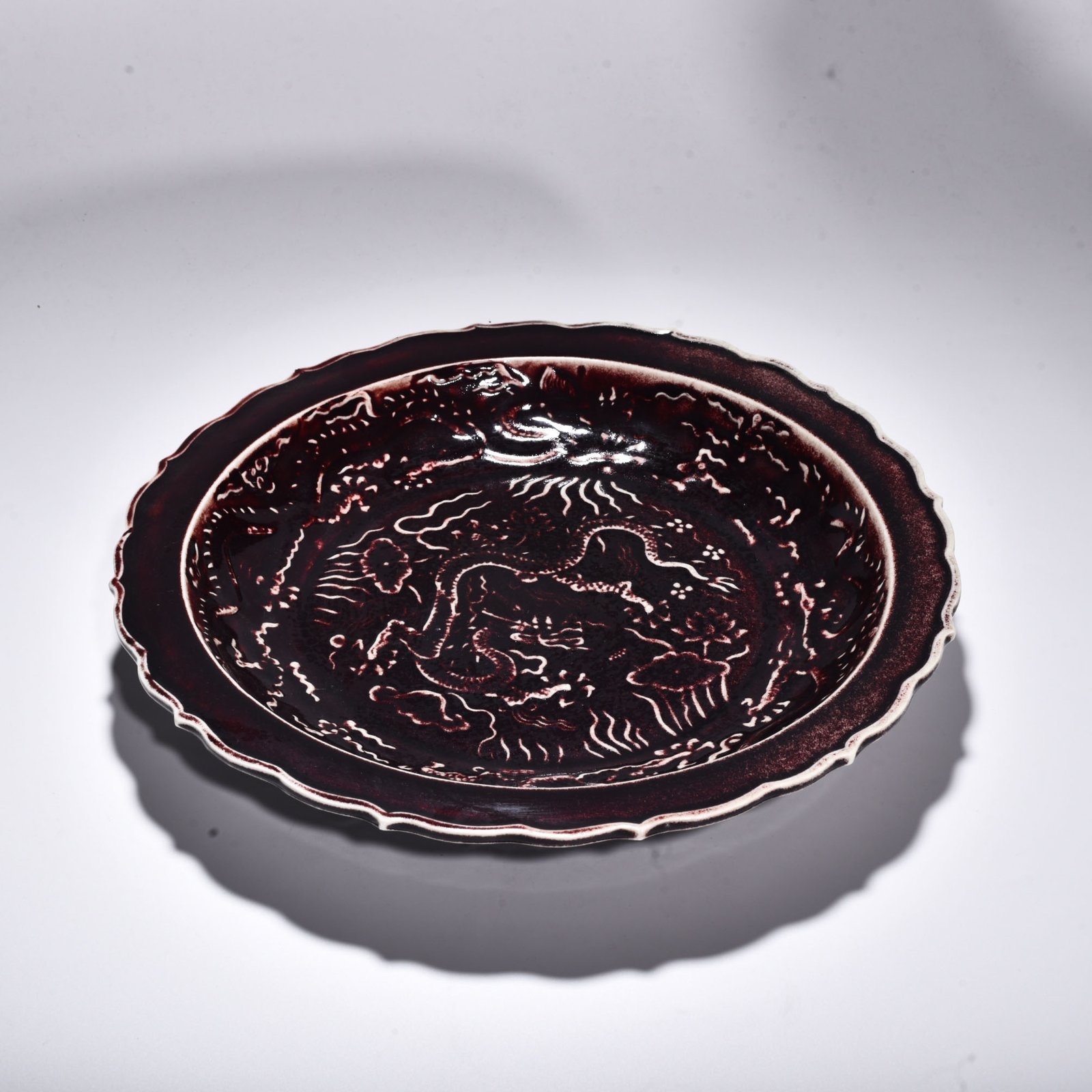 Yuan Dynasty red glaze carved cloud and dragon pattern rhombus edge plate