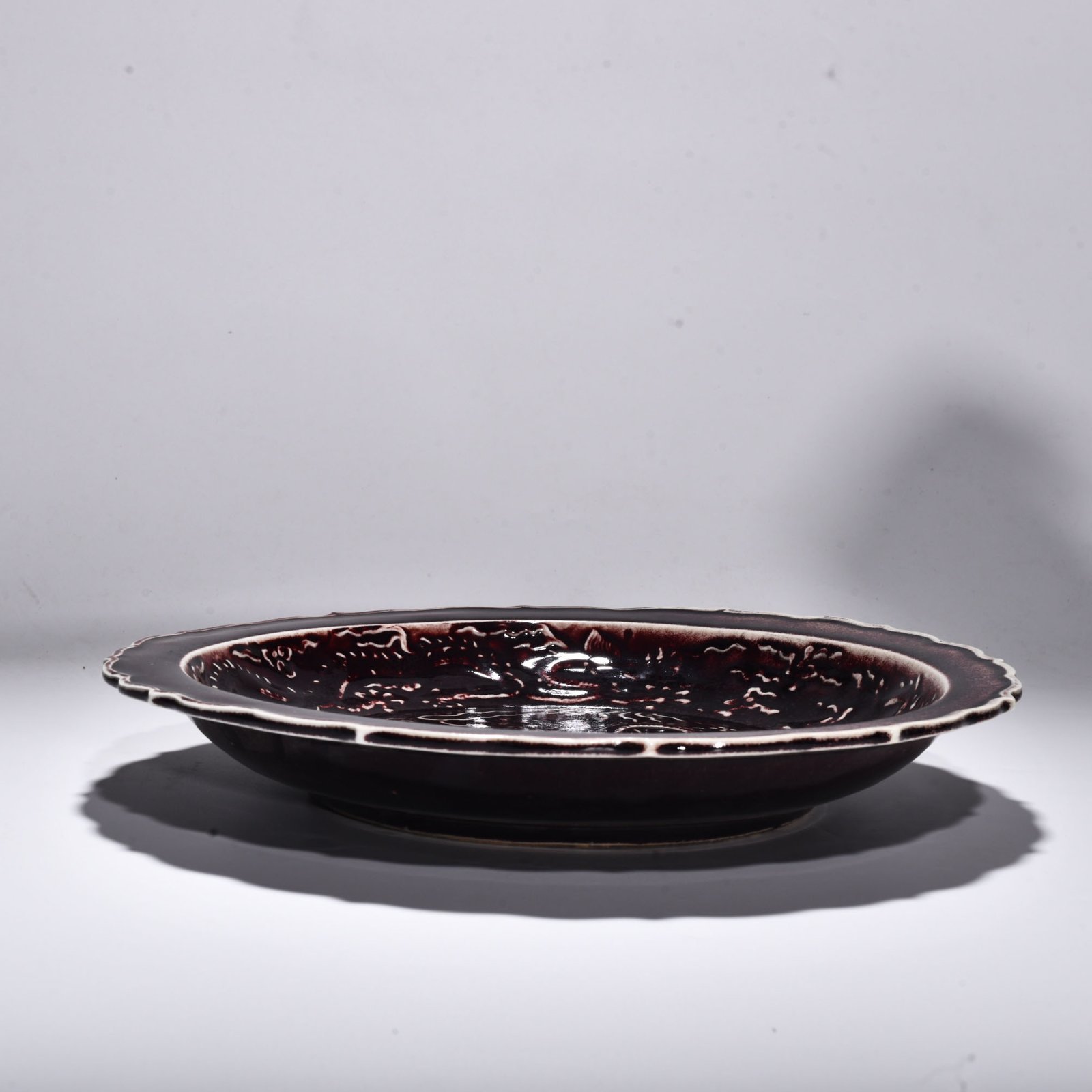 Yuan Dynasty red glaze carved cloud and dragon pattern rhombus edge plate
