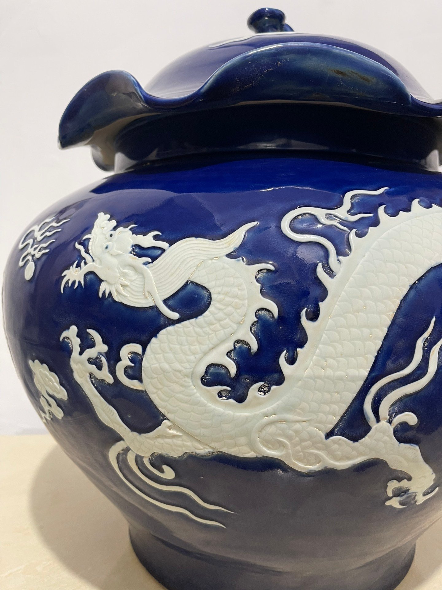 Yuan Dynasty blue glaze engraved white dragon pattern lotus leaf lid jars
