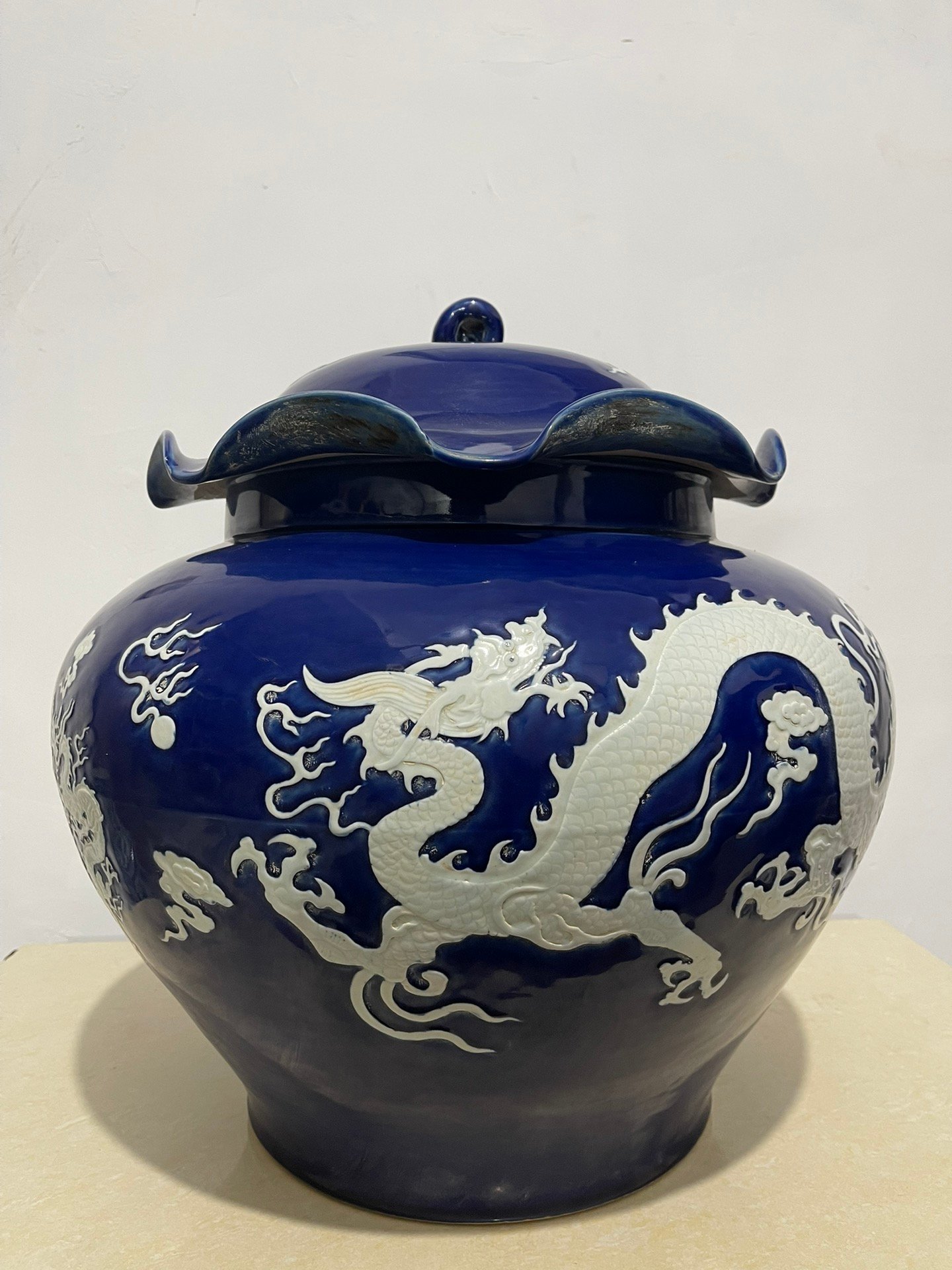 Yuan Dynasty blue glaze engraved white dragon pattern lotus leaf lid jars