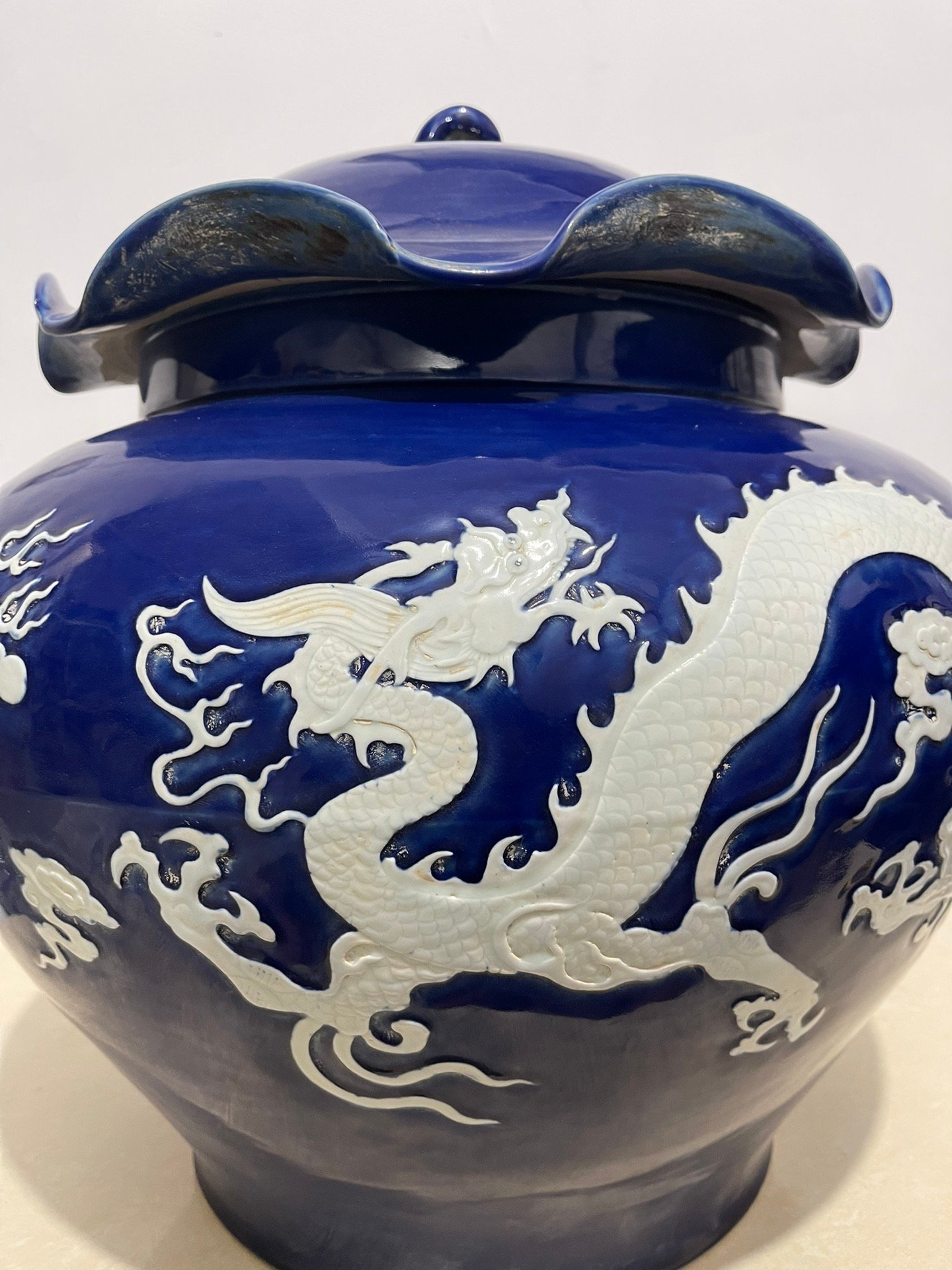 Yuan Dynasty blue glaze engraved white dragon pattern lotus leaf lid jars