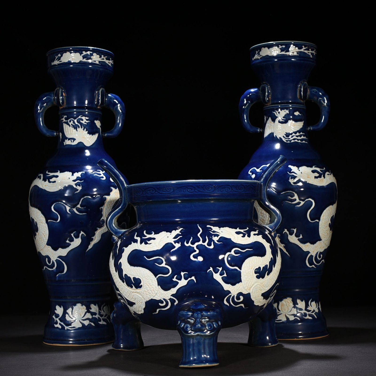 Yuan Dynasty blue glaze engraved with dragon pattern three offerings incense burner elephant ear vase