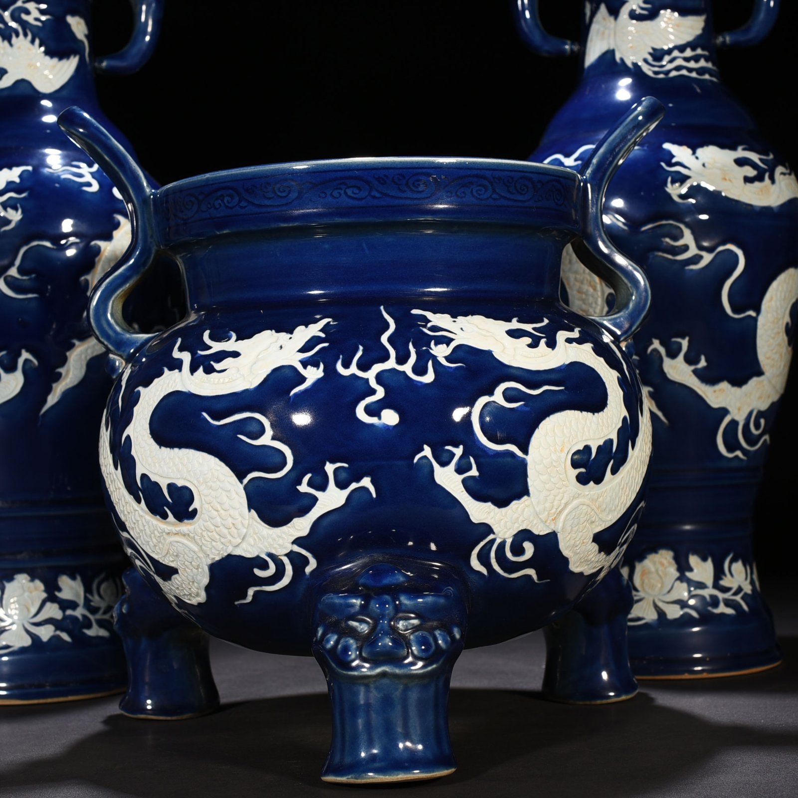 Yuan Dynasty blue glaze engraved with dragon pattern three offerings incense burner elephant ear vase