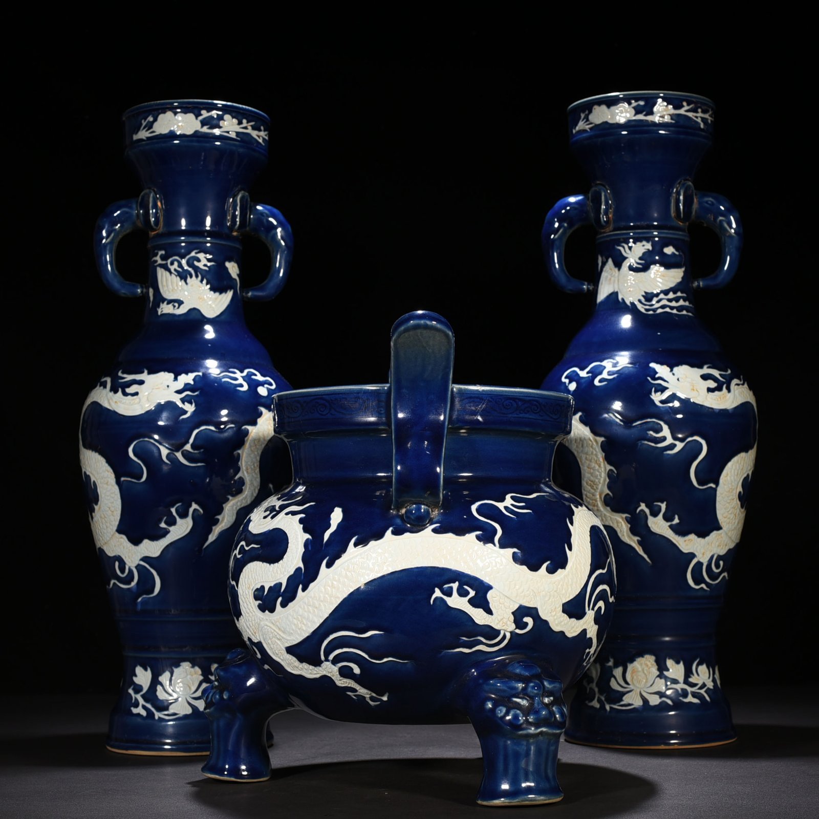 Yuan Dynasty blue glaze engraved with dragon pattern three offerings incense burner elephant ear vase
