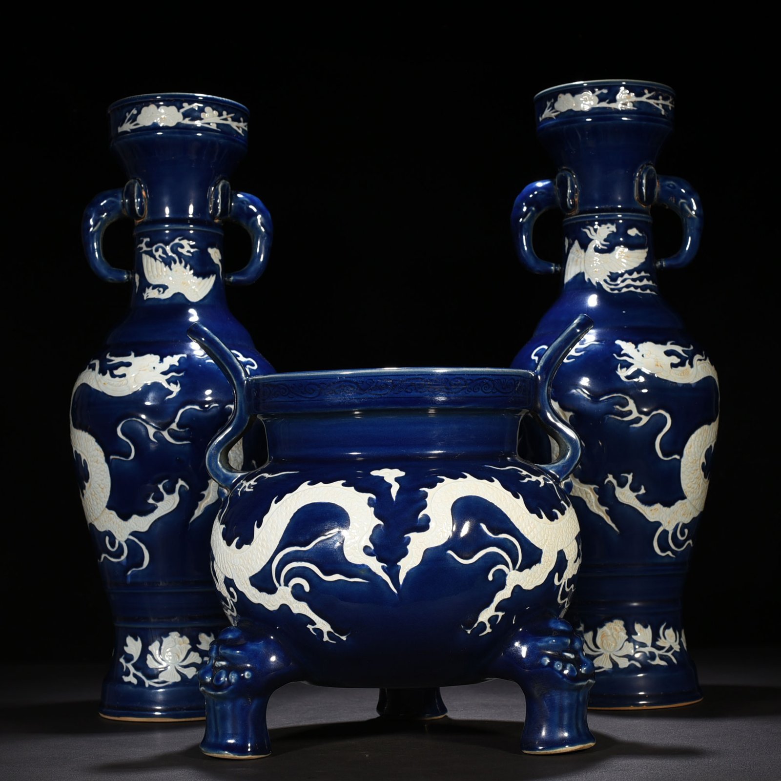 Yuan Dynasty blue glaze engraved with dragon pattern three offerings incense burner elephant ear vase