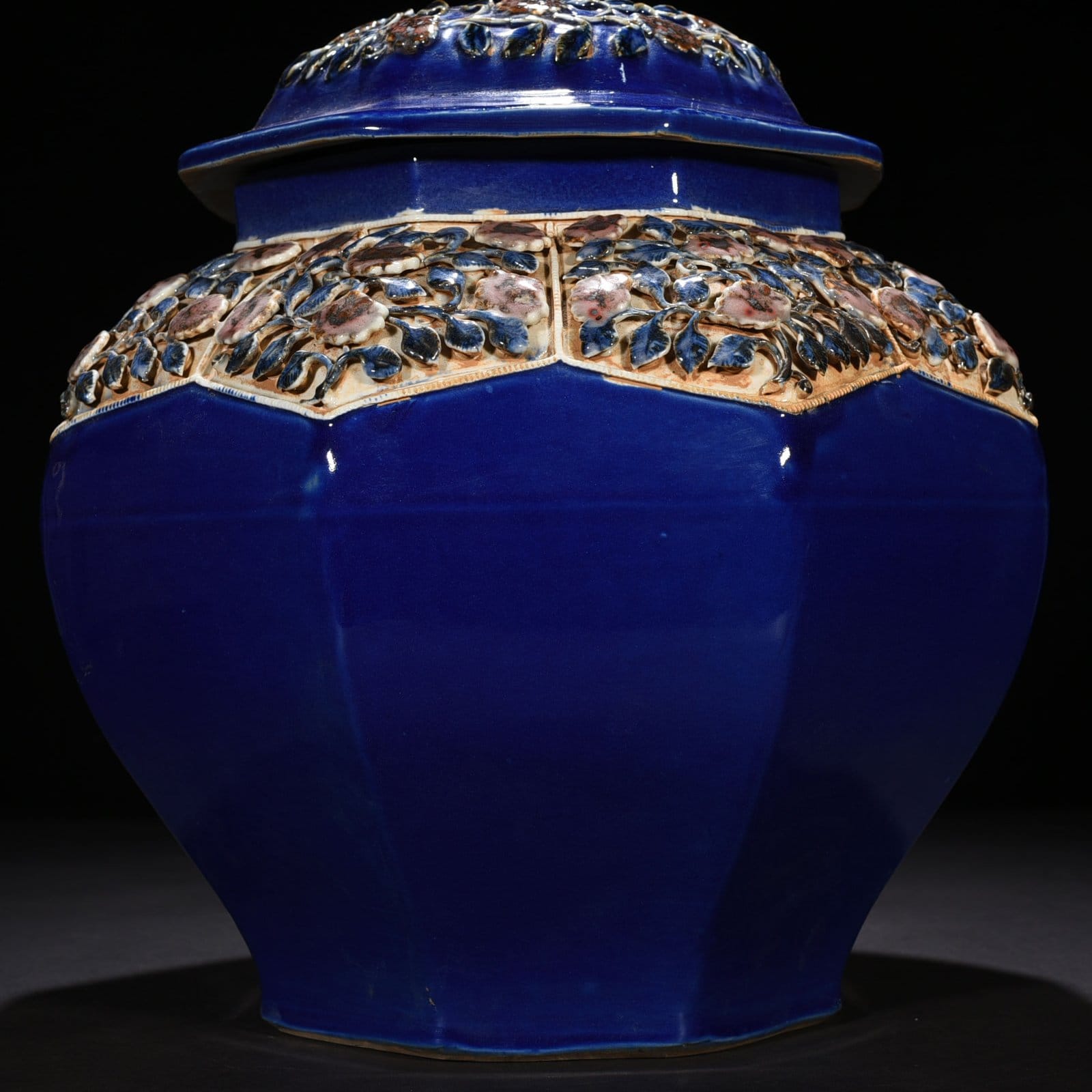 Yuan Dynasty blue glaze laminated blue and white underglaze red flower pattern jar