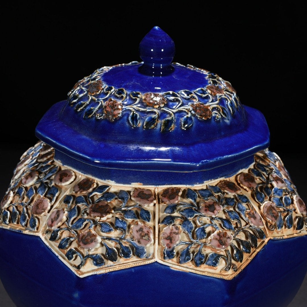 Yuan Dynasty blue glaze laminated blue and white underglaze red flower pattern jar