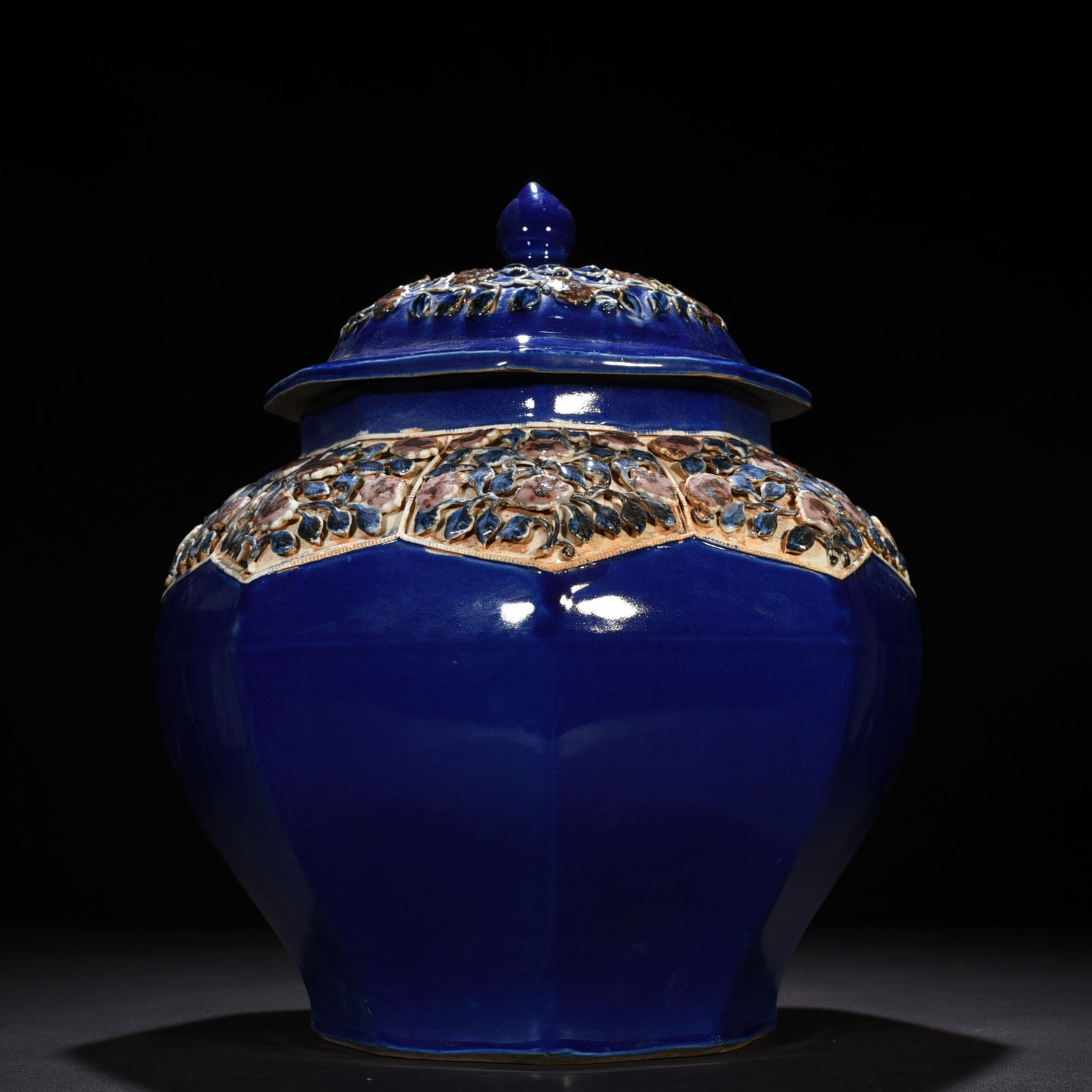 Yuan Dynasty blue glaze laminated blue and white underglaze red flower pattern jar