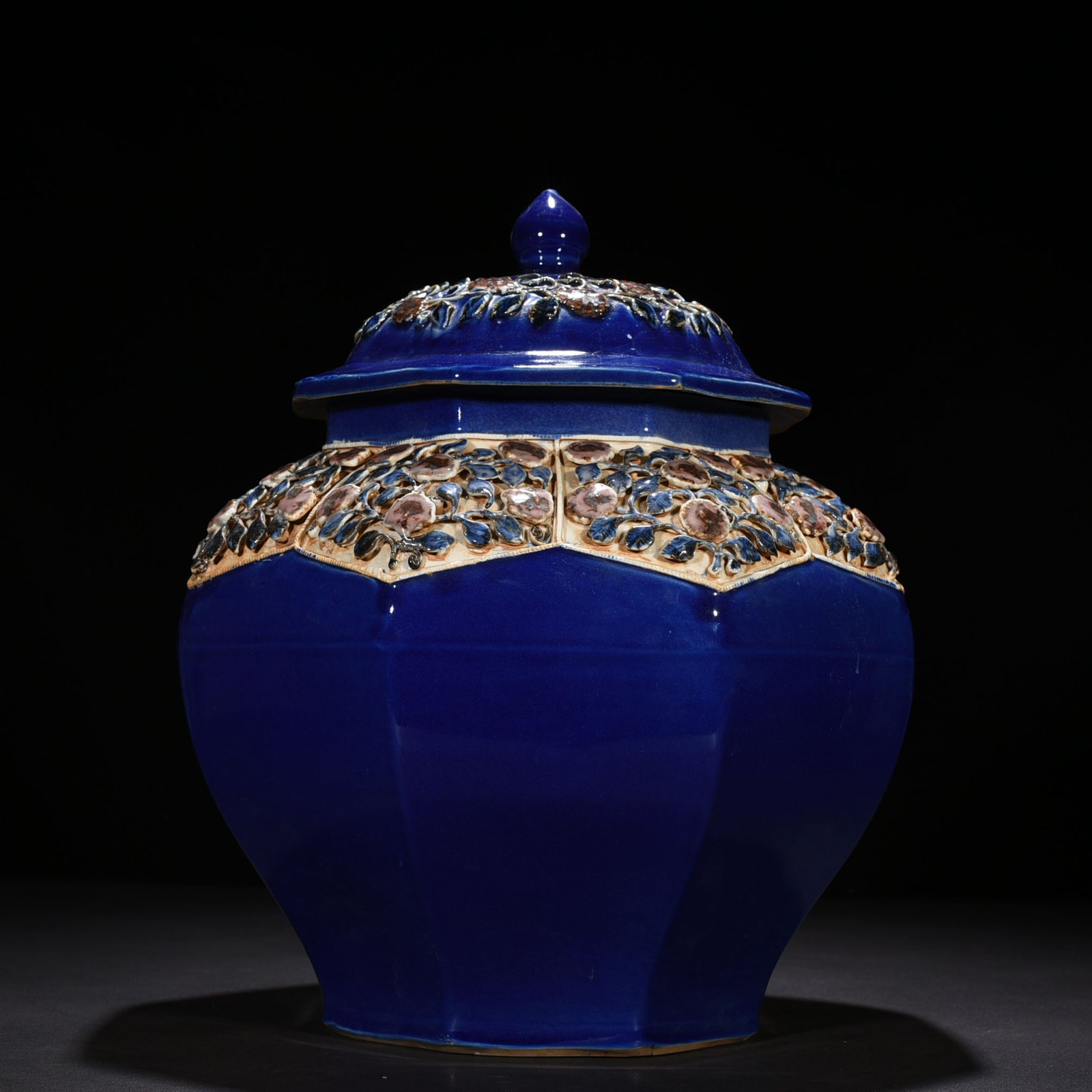 Yuan Dynasty blue glaze laminated blue and white underglaze red flower pattern jar