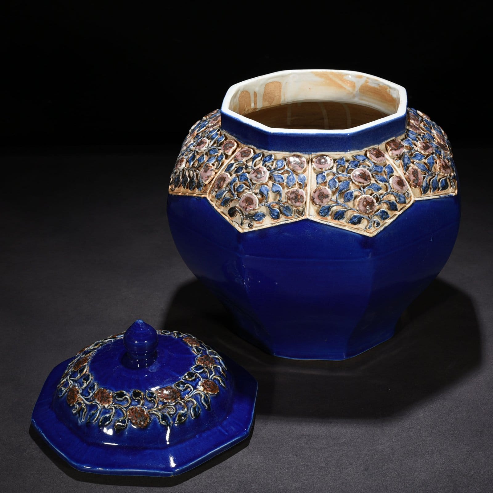 Yuan Dynasty blue glaze laminated blue and white underglaze red flower pattern jar
