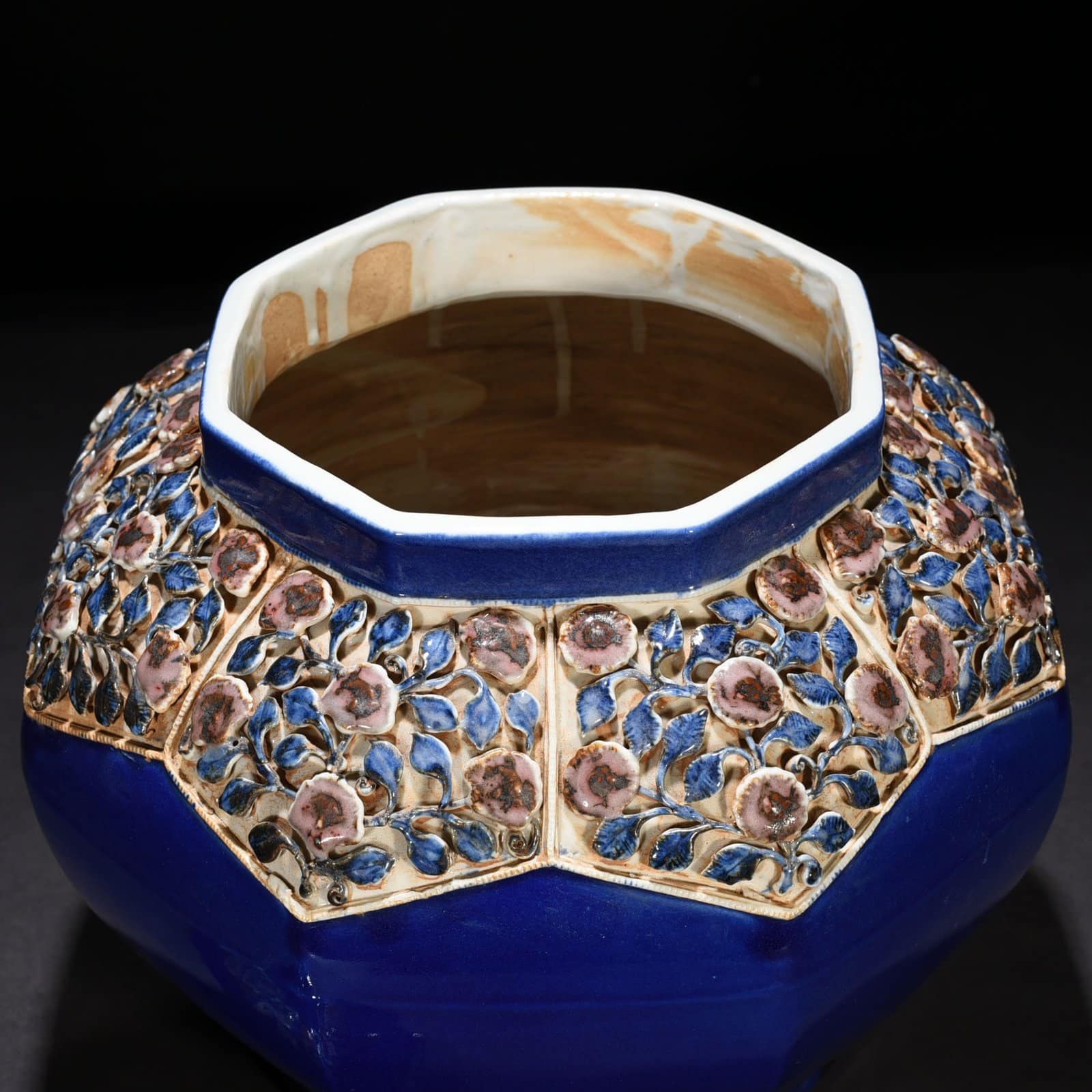 Yuan Dynasty blue glaze laminated blue and white underglaze red flower pattern jar