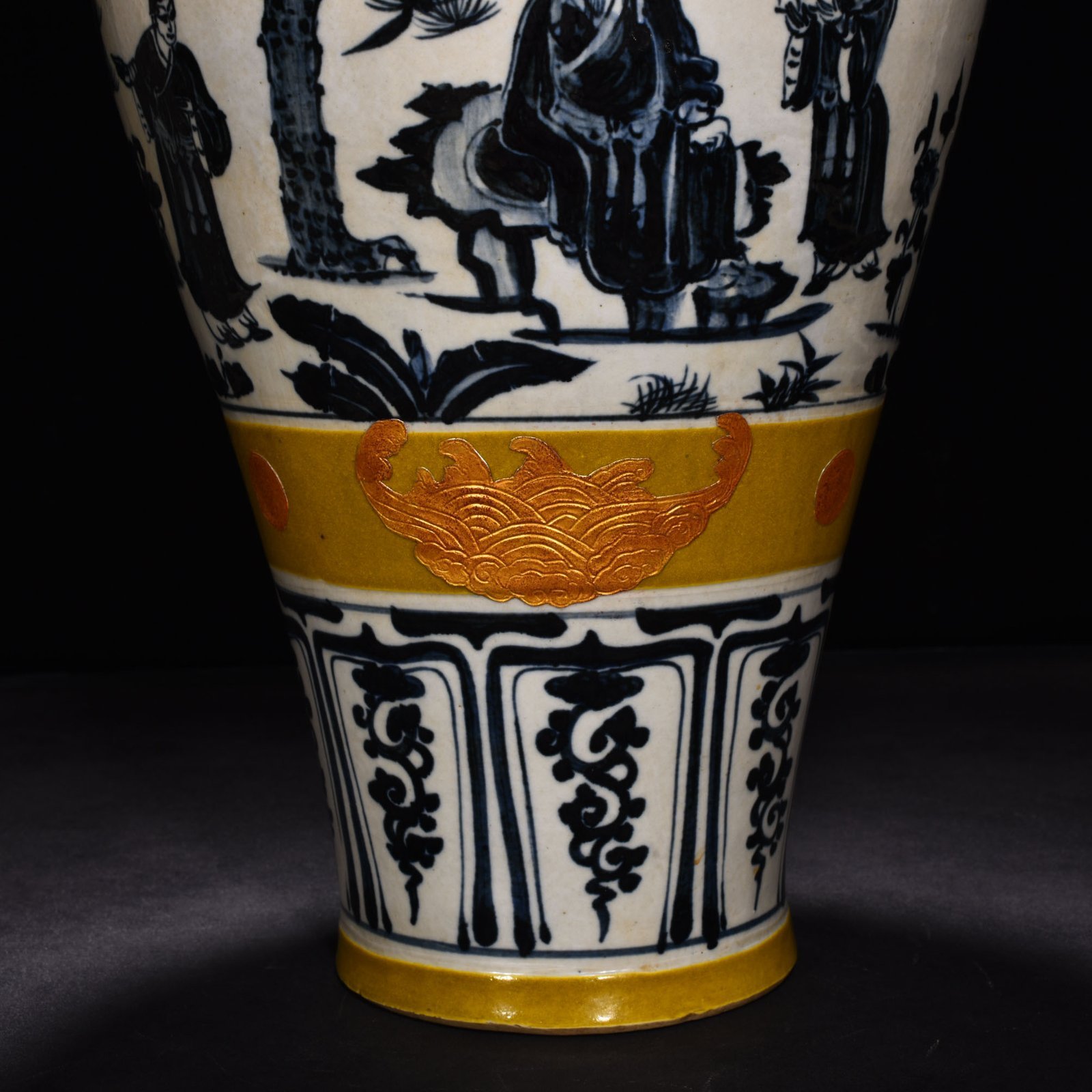 Yuan Dynasty Blue and white gilt dragon and phoenix plum vase