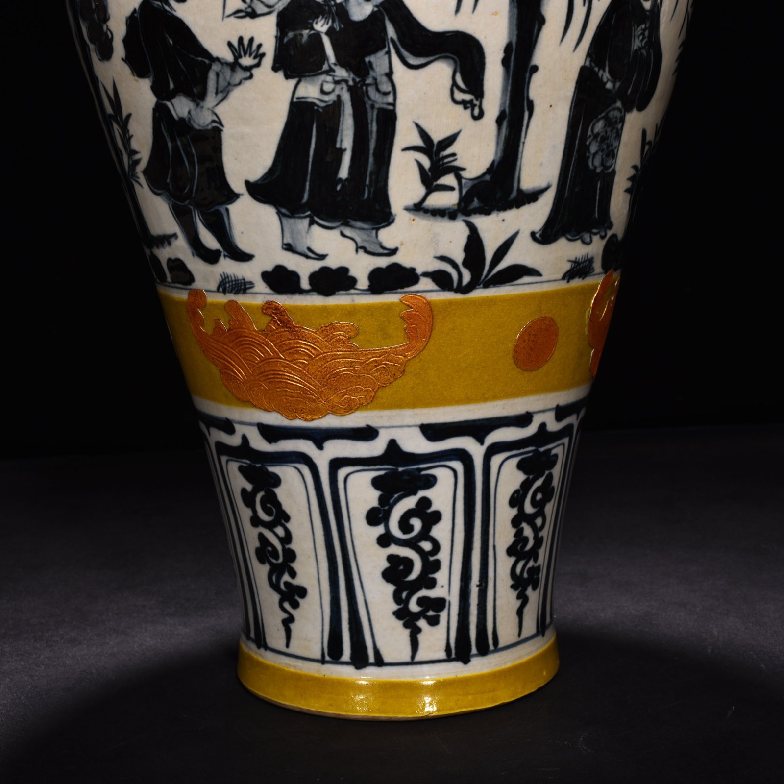 Yuan Dynasty Blue and white gilt dragon and phoenix plum vase