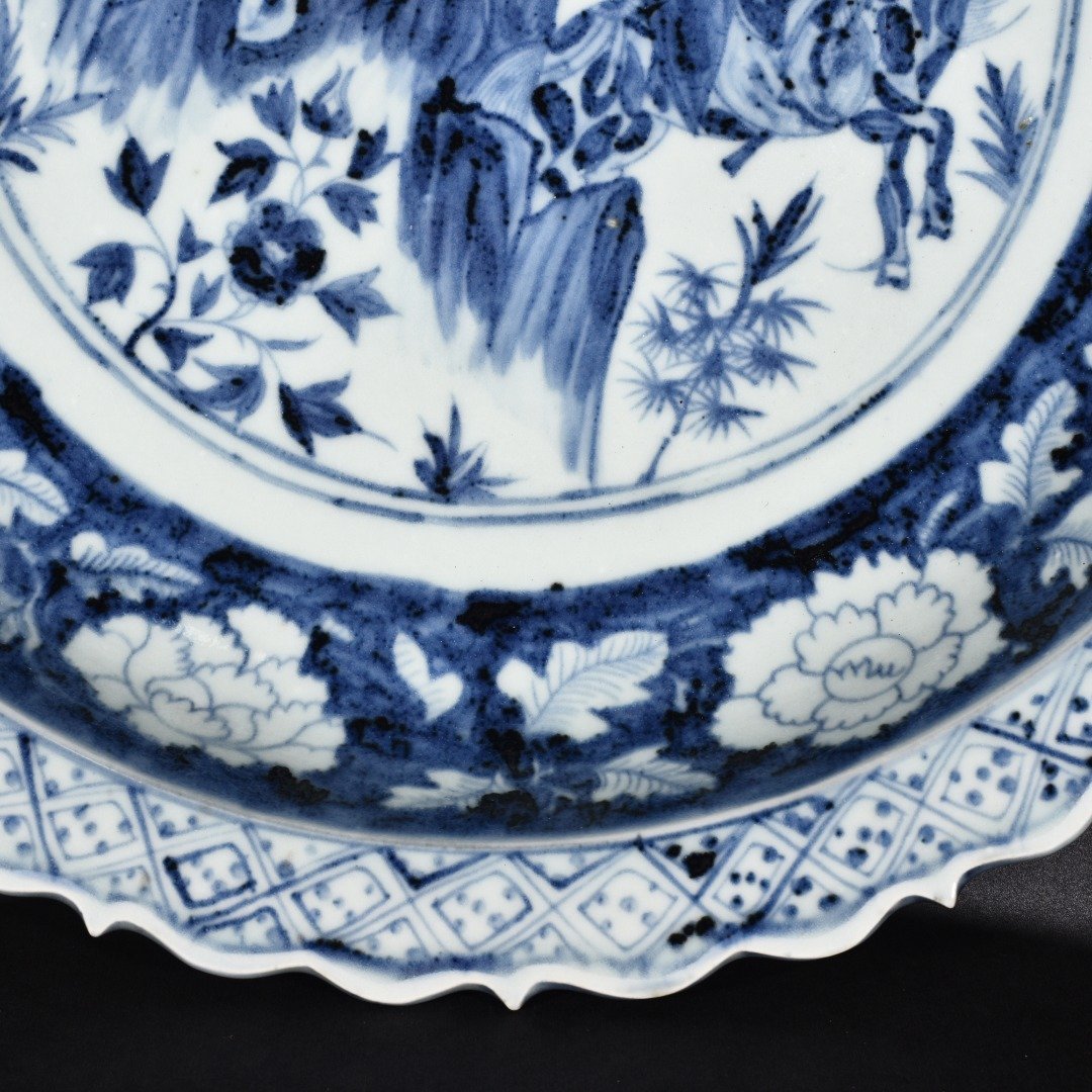 Yuan Dynasty blue and white blue and white figure pattern rhombus edge folding plate