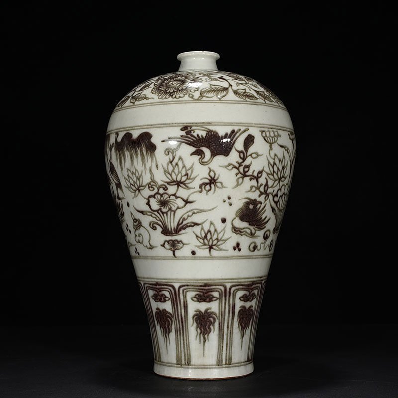 Yuan Dynasty glaze red lotus pond plum vase with mandarin duck pattern