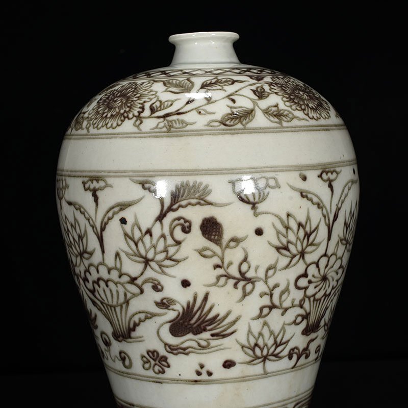 Yuan Dynasty glaze red lotus pond plum vase with mandarin duck pattern