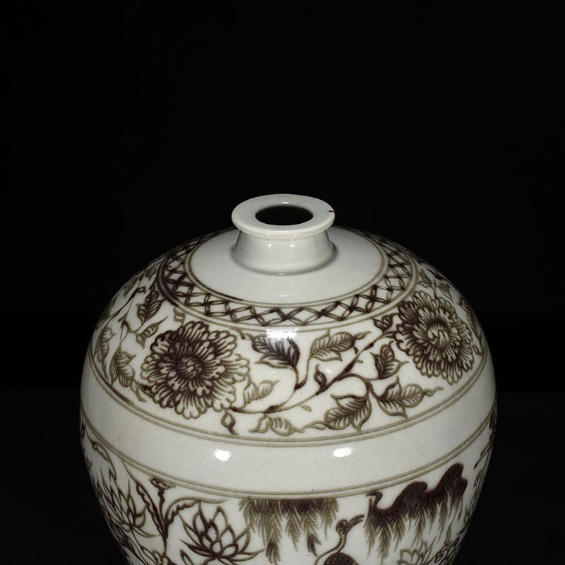 Yuan Dynasty glaze red lotus pond plum vase with mandarin duck pattern