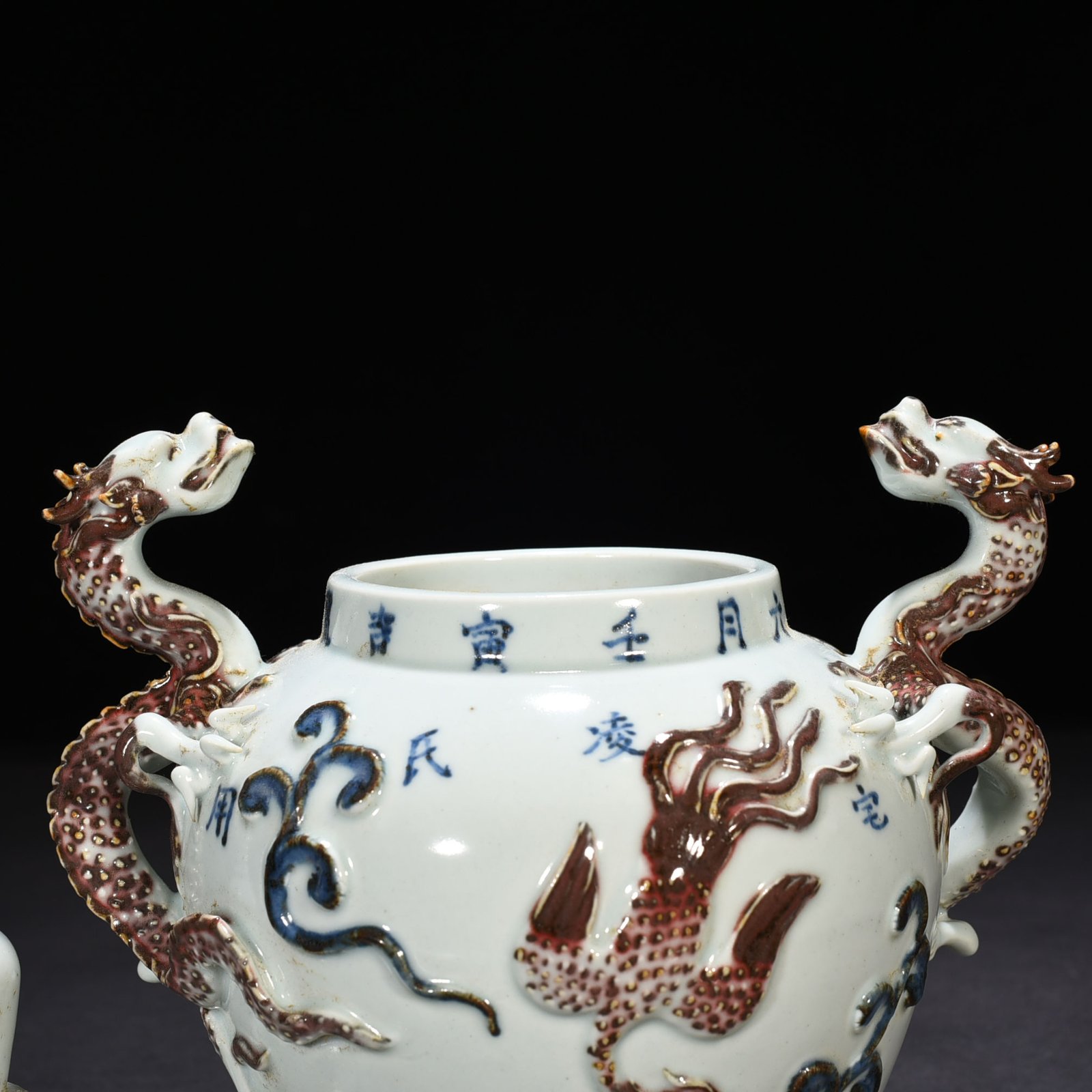 Yuan Dynasty inscription blue and white underglaze red plastic dragon tiger jar