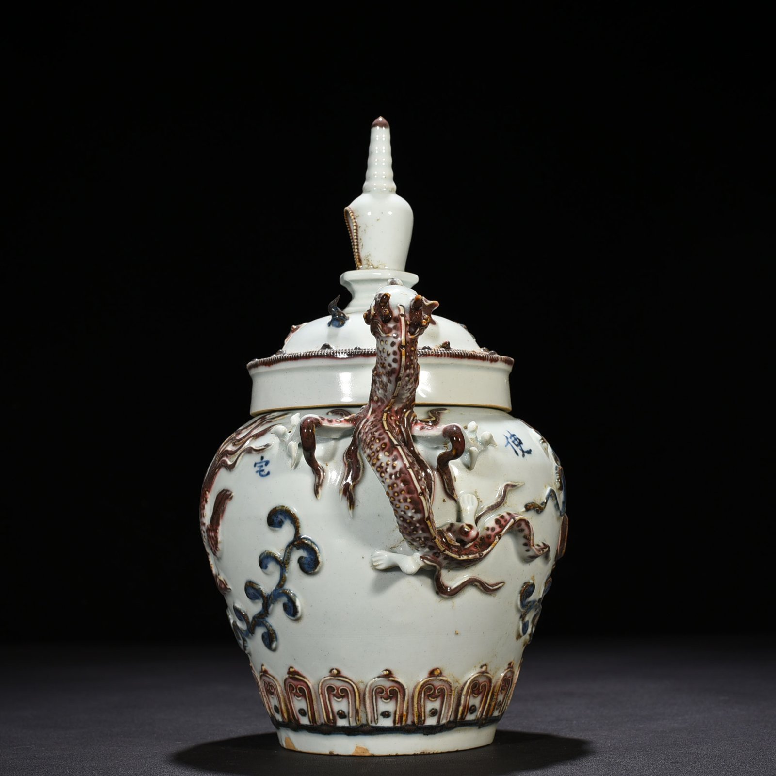 Yuan Dynasty inscription blue and white underglaze red plastic dragon tiger jar