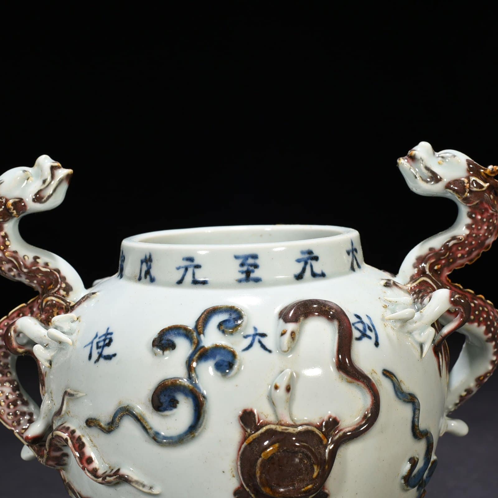 Yuan Dynasty inscription blue and white underglaze red plastic dragon tiger jar