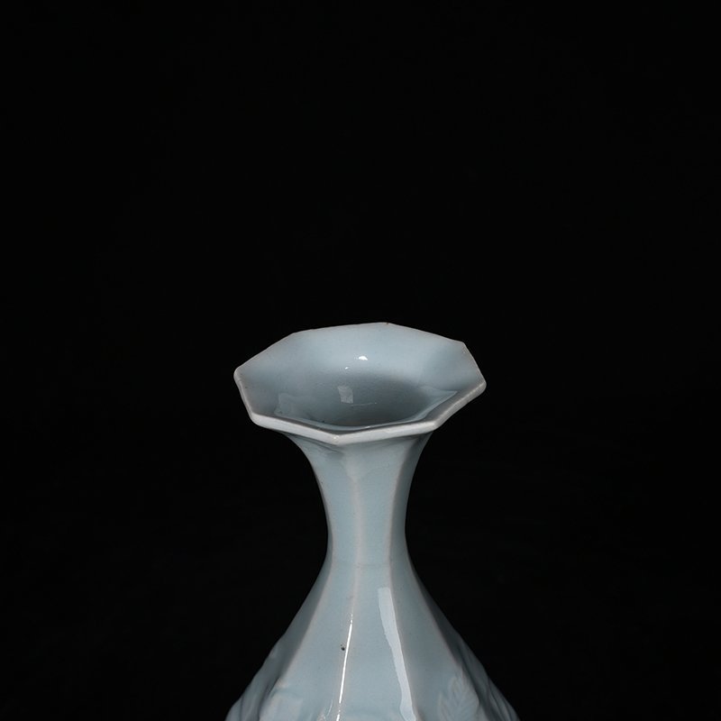Yuan Dynasty blue and white glaze engraved phoenix and peony pattern vase