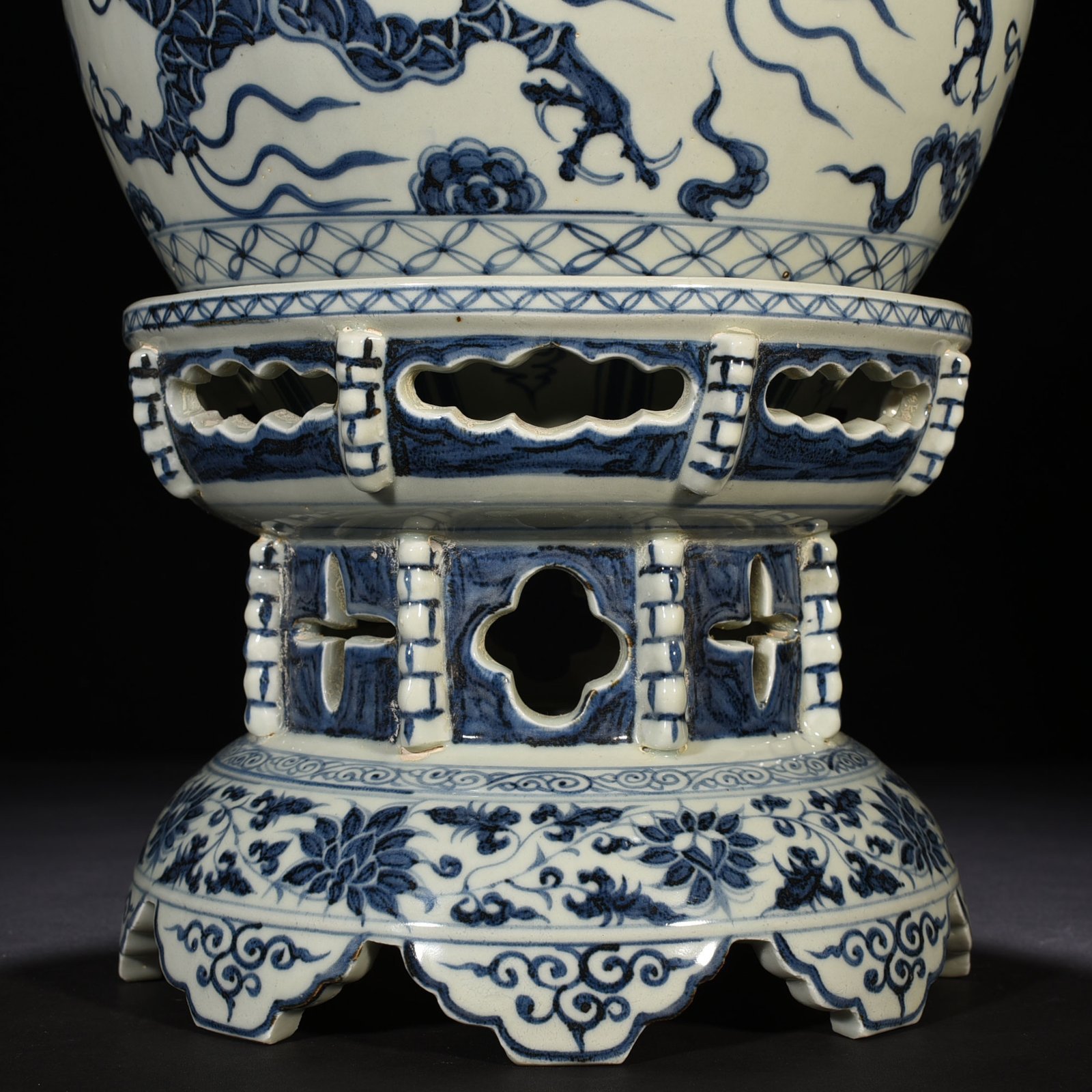 Yuan Dynasty blue and white cloud and dragon pattern animal ear lid jar with base