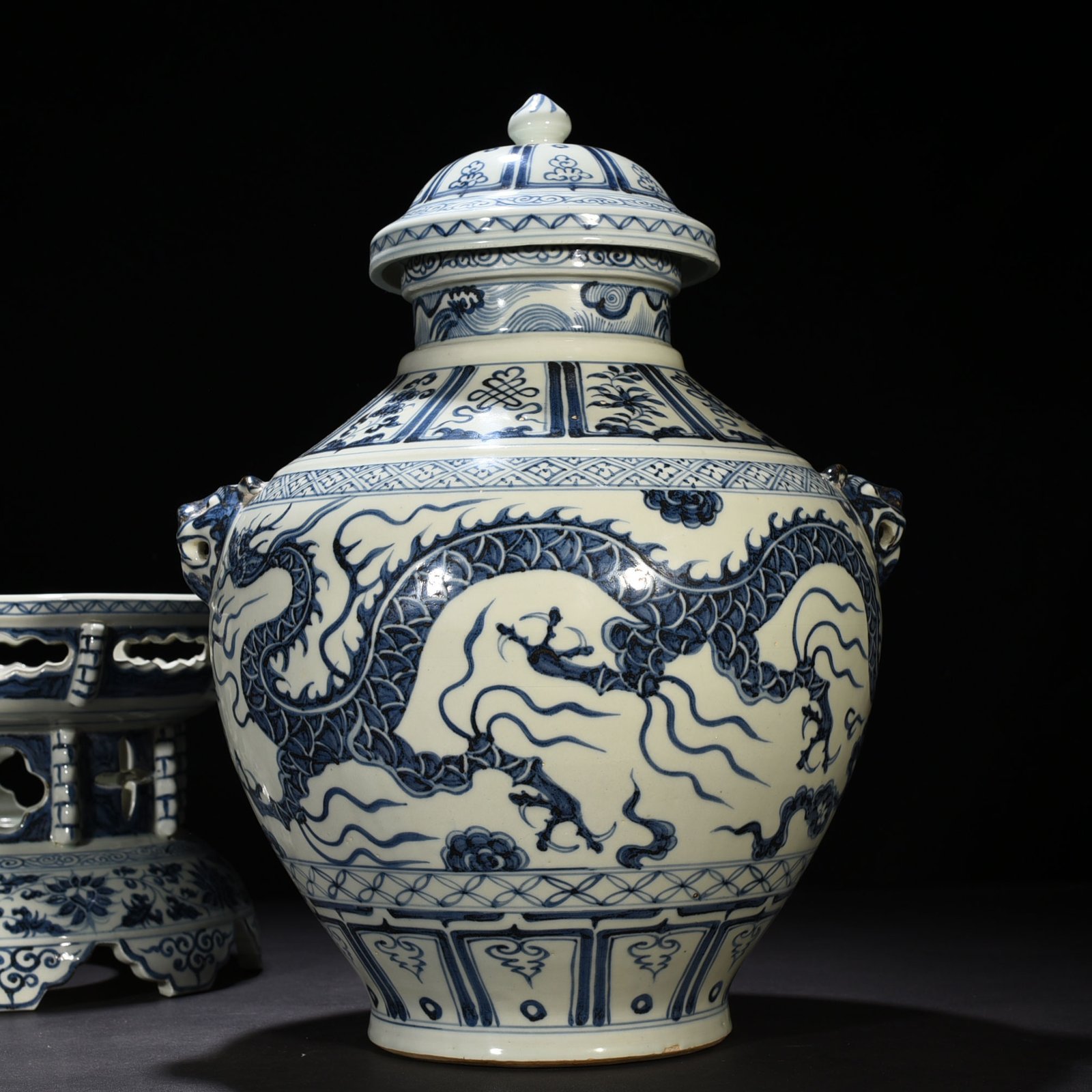 Yuan Dynasty blue and white cloud and dragon pattern animal ear lid jar with base