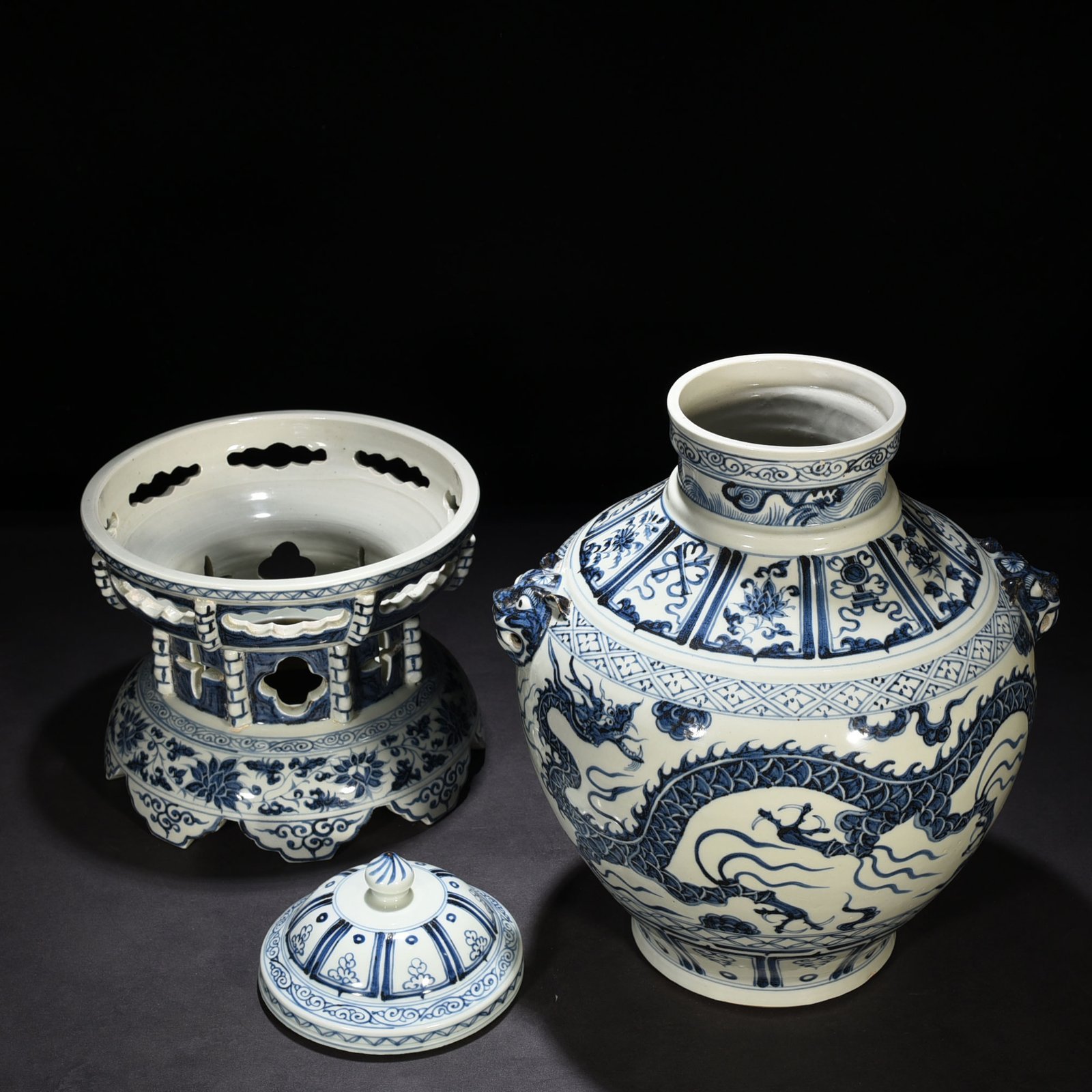 Yuan Dynasty blue and white cloud and dragon pattern animal ear lid jar with base