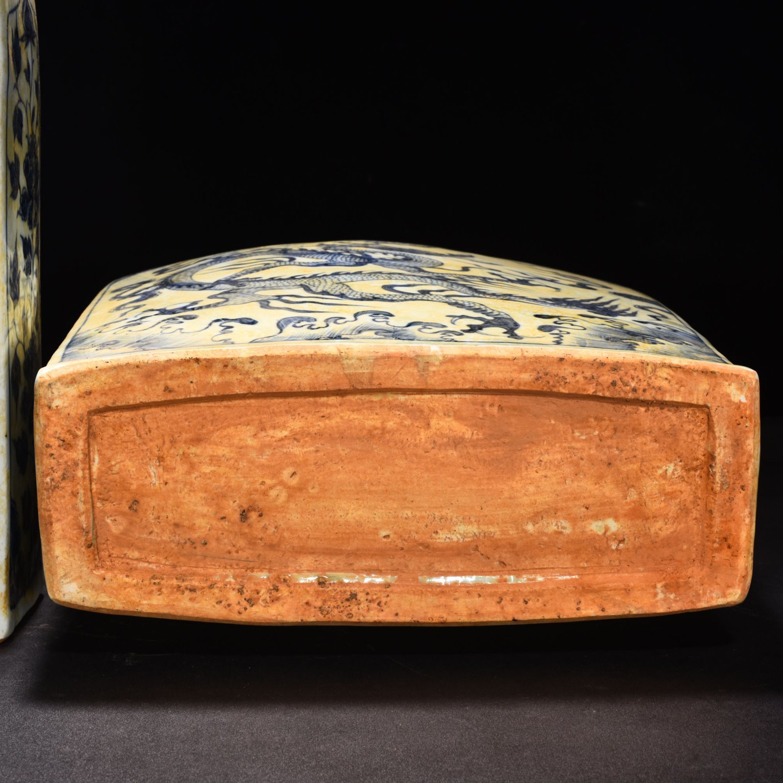 Yuan Dynasty blue and white cloud and dragon pattern four series flat vase