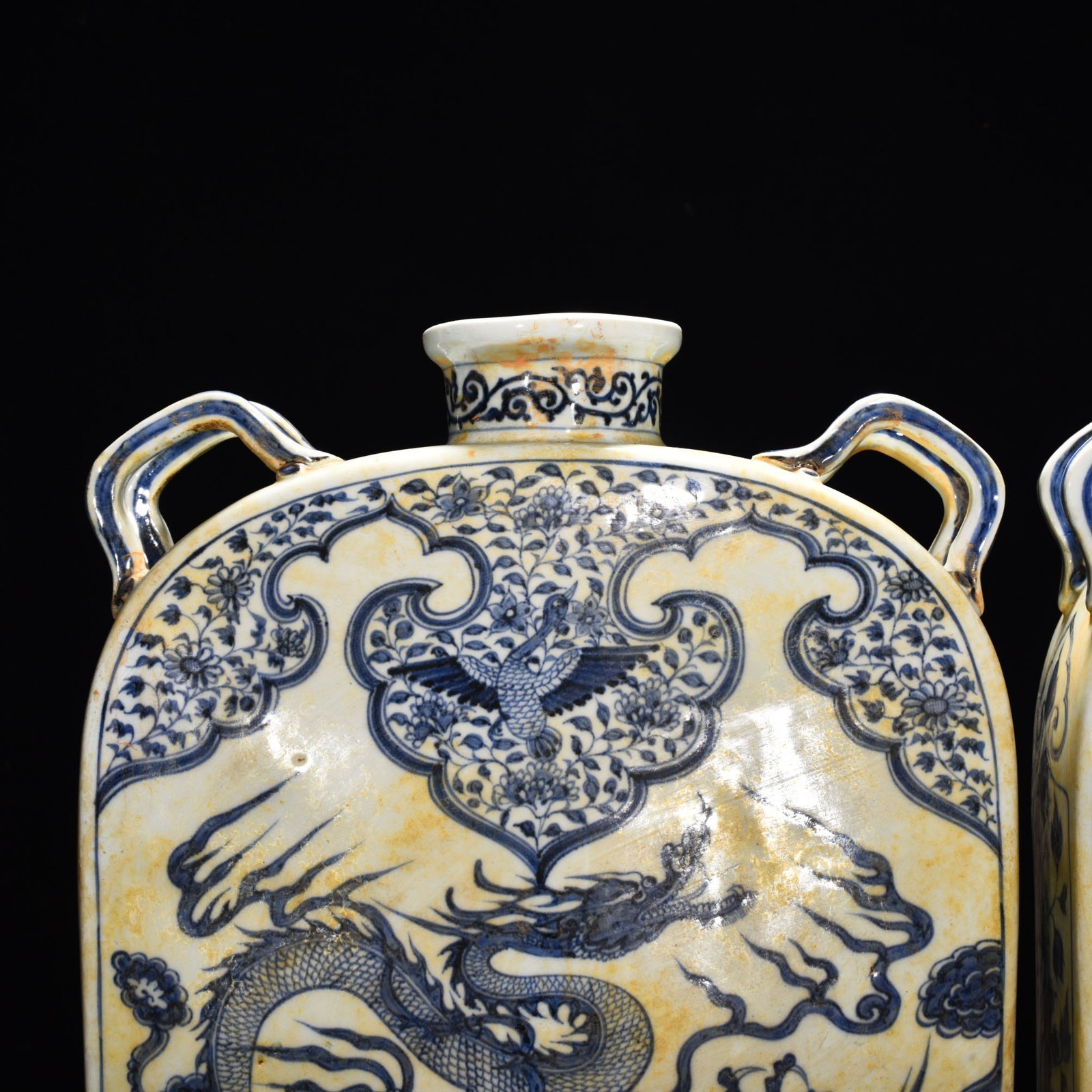 Yuan Dynasty blue and white cloud and dragon pattern four series flat vase